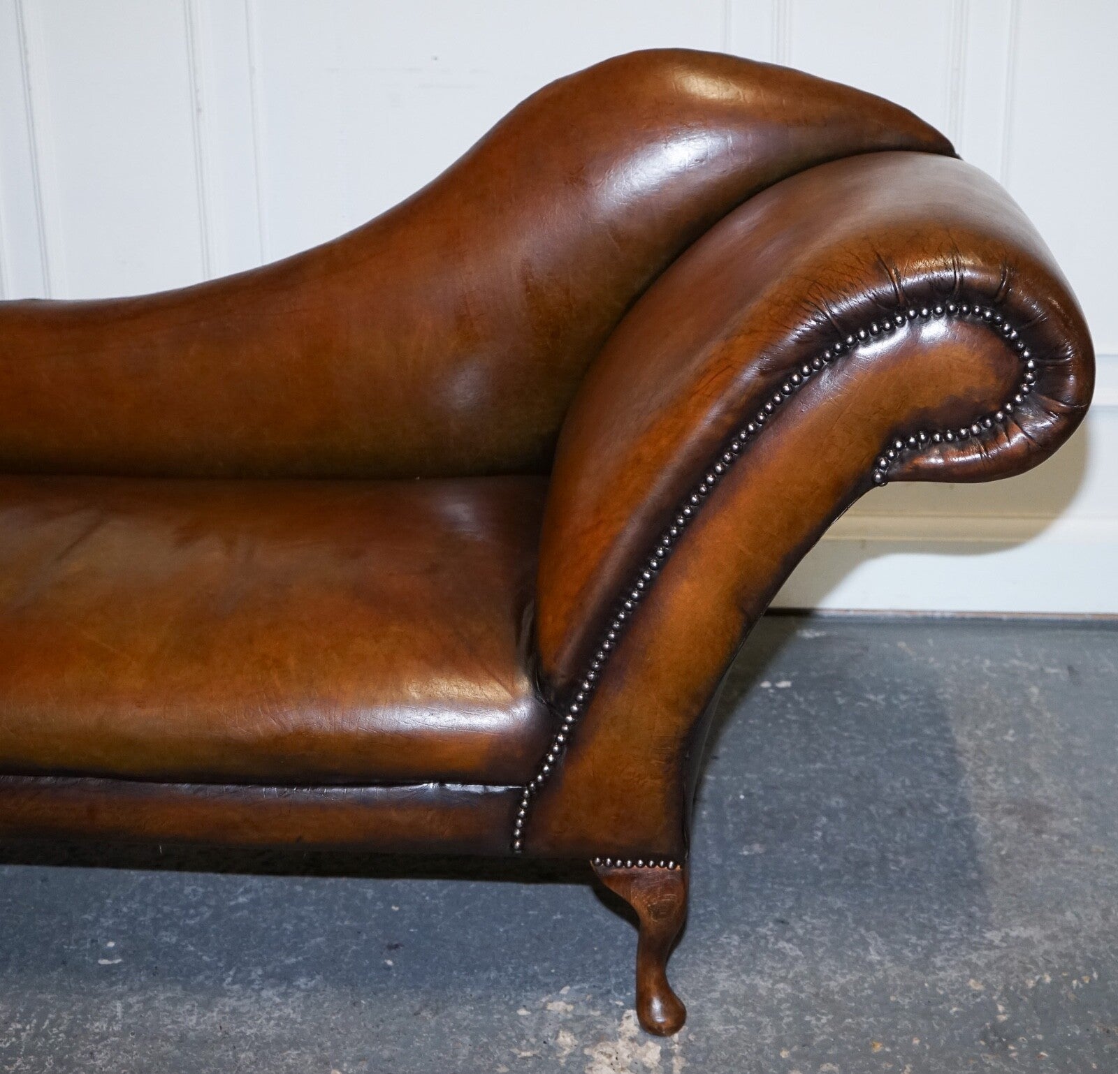 ANTIQUE RESTORED VICTORIAN BROWN LEATHER HAND DYED CHAISE LOUNGE SETTEE