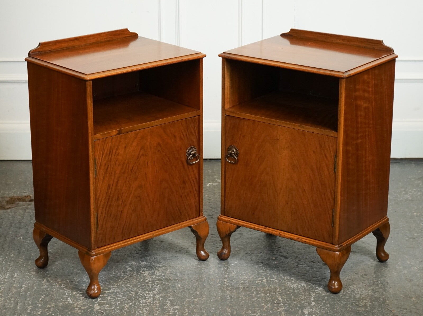 PAIR ART WALNUT DECO BEDSIDE NIGHTSTANDS WITH CUPBOARD QUEEN ANNE LEGS J1