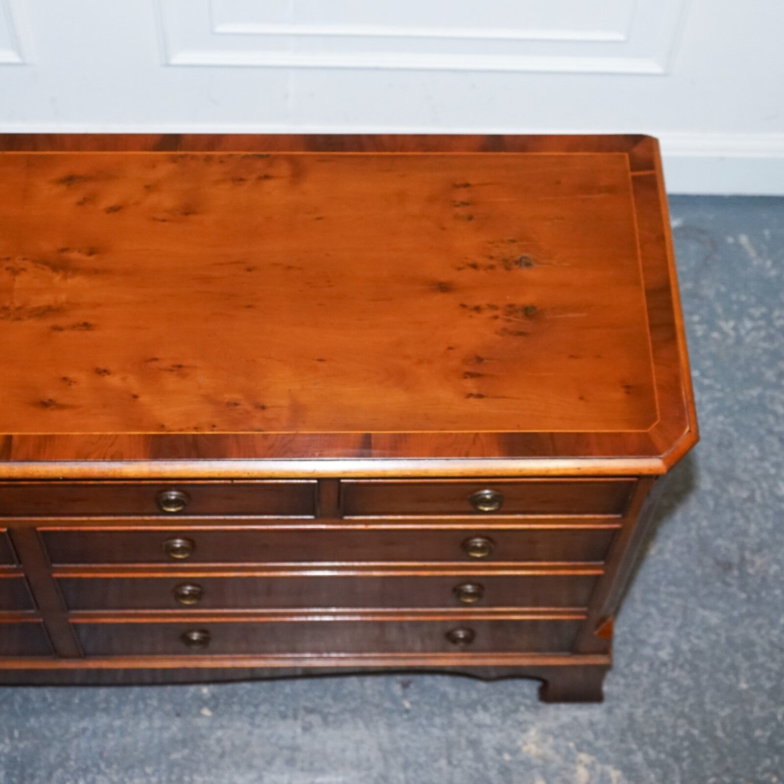 GEORGIAN STYLE H.G. HUDSON BURR WALNUT SIDEBOARD BANK OF DRAWERS QUALITY MADE