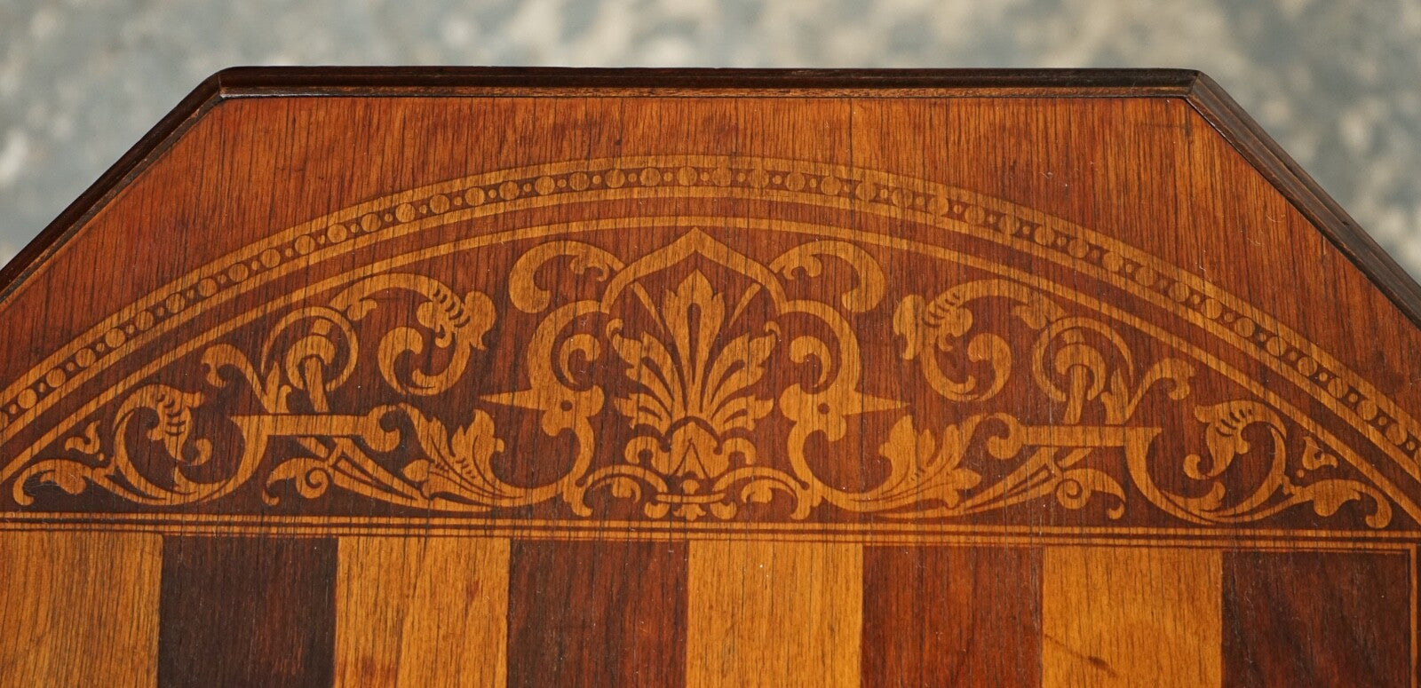 STUNNING ANTIQUE ITALIAN CHESS SIDE END LAMP TABLE WITH CARVED LEGS