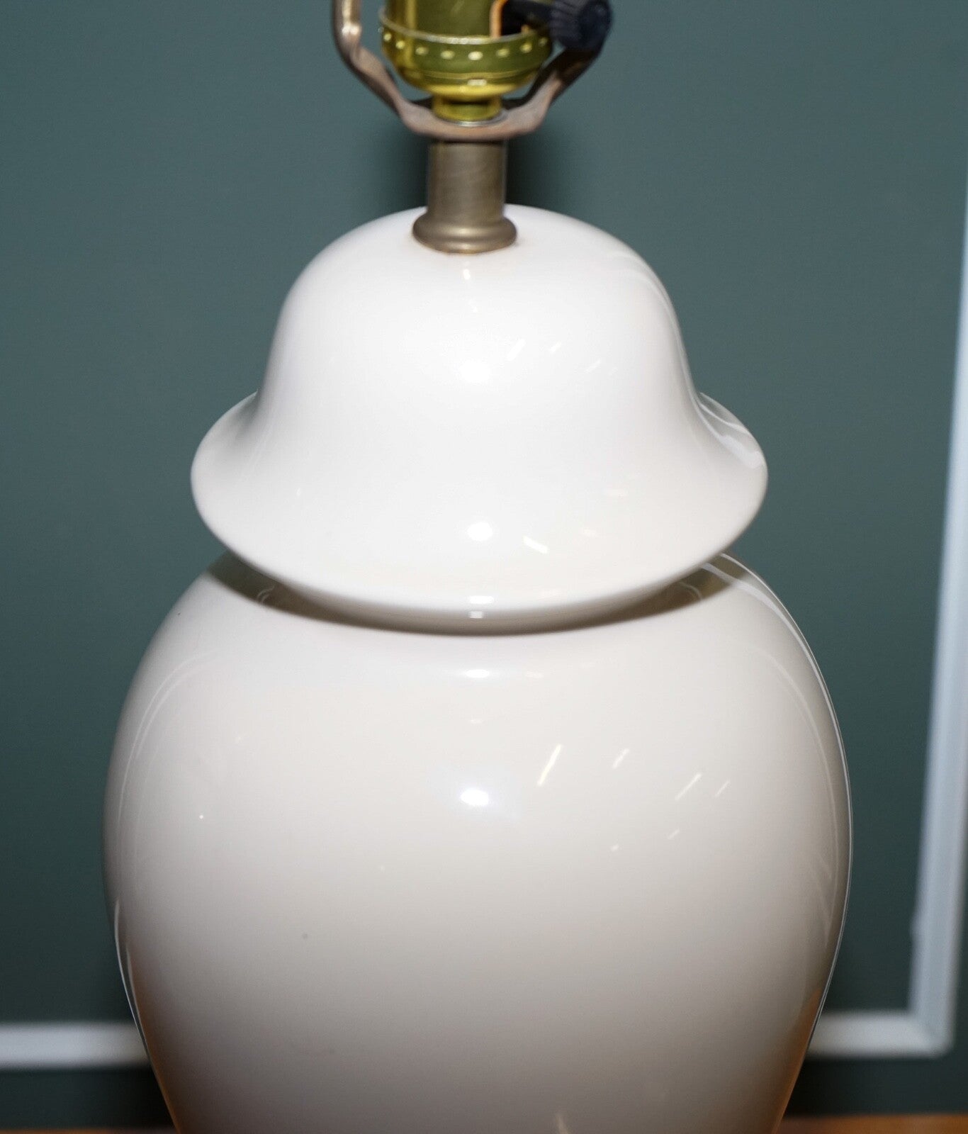 CIRCA 1970s VINTAGE CREAM COLOURED PORCELAIN PAIR OF LAMPS