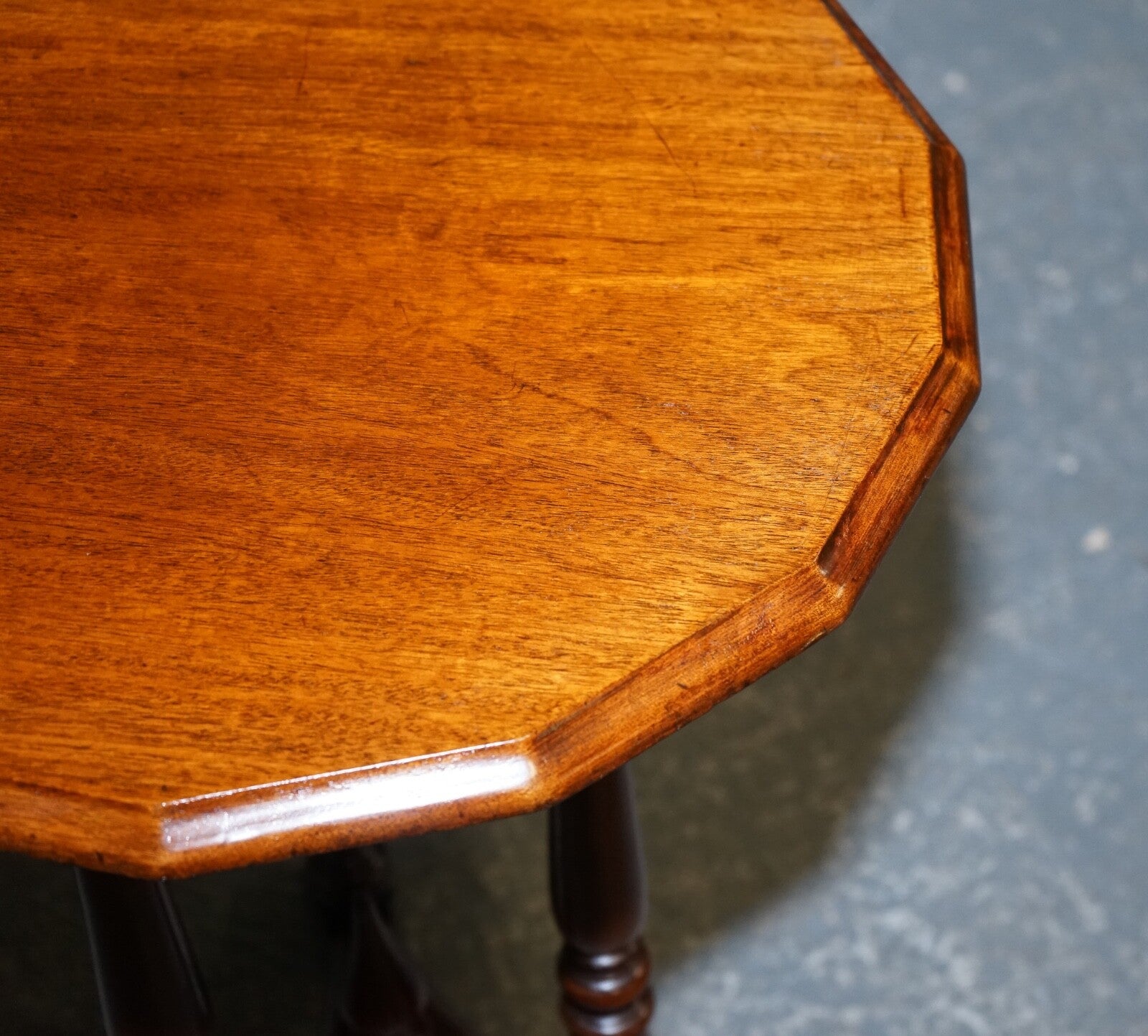 LOVELY RESTORED HARDWOOD HEXAGON SIDE TABLE WITH CURVED SPADE FEET
