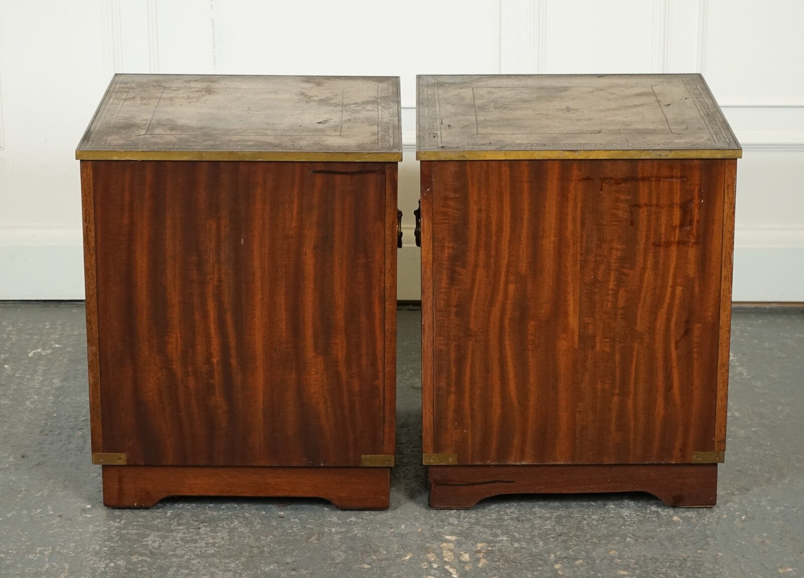 VINTAGE PAIR OF MILITARY CAMPAIGN BEDSIDE TABLES NIGHTSTANDS BROWN LEATHER TOPJ1