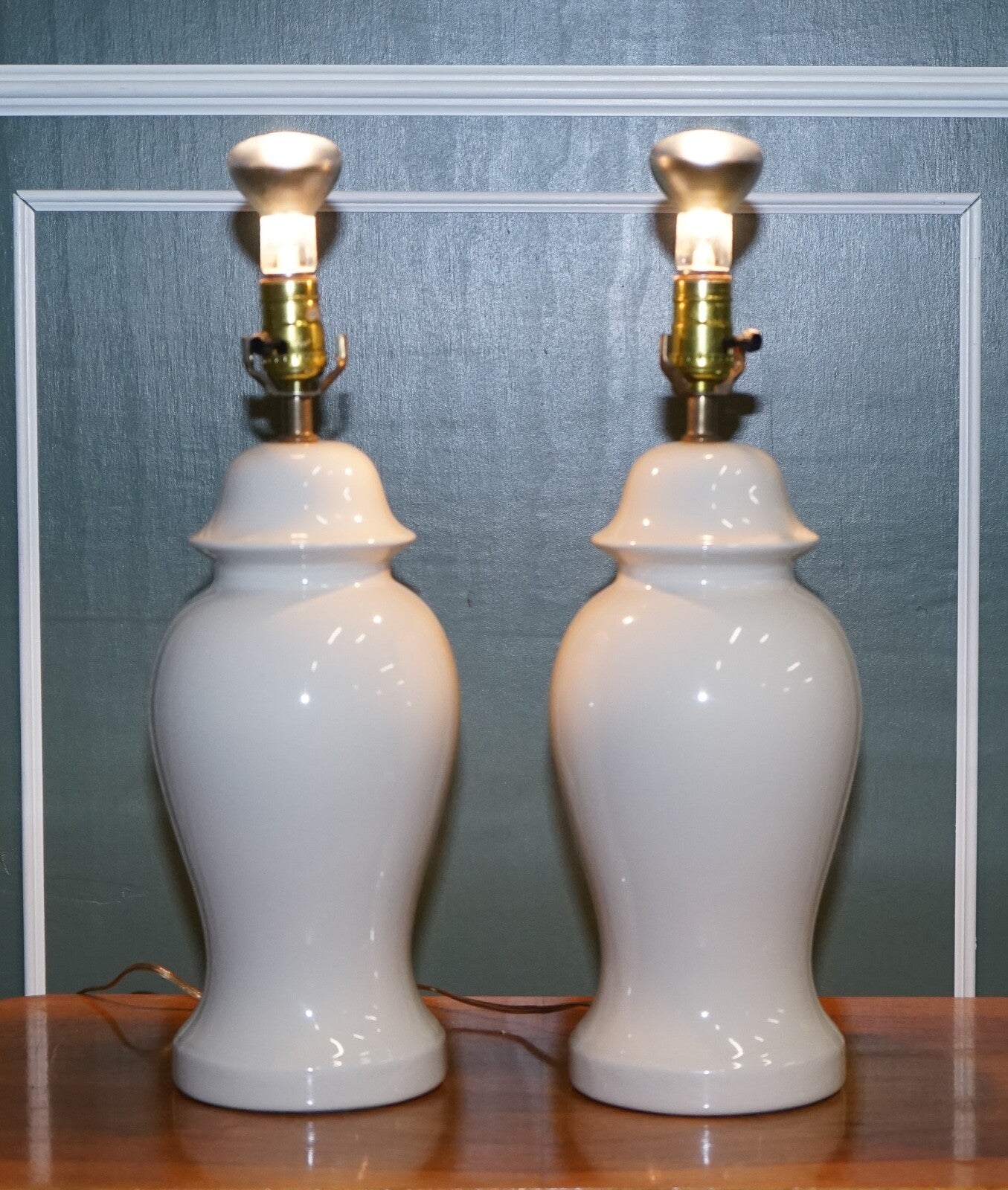 CIRCA 1970s VINTAGE CREAM COLOURED PORCELAIN PAIR OF LAMPS