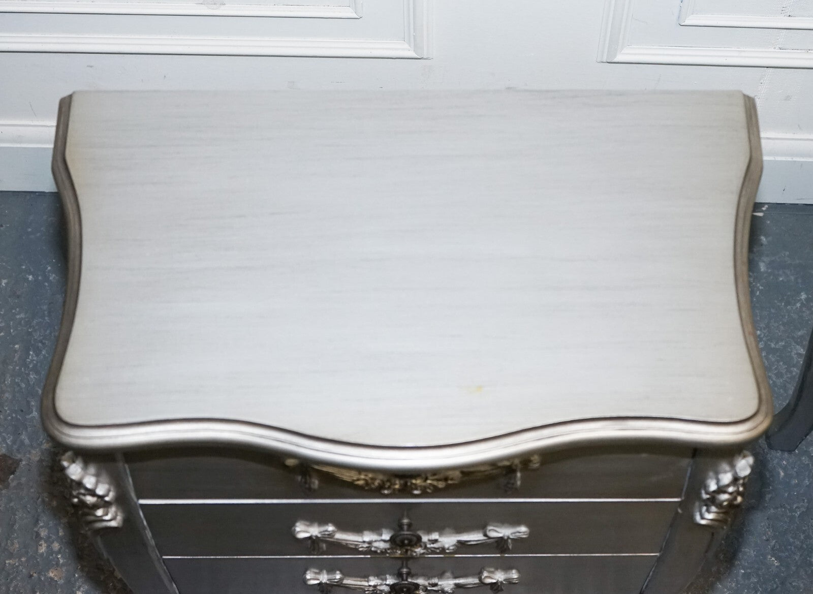 LOVELY FRENCH GREY SILVER BAROQUE STYLE 3 DRAWER BEDSIDE TABLES CHEST OF DRAWERS
