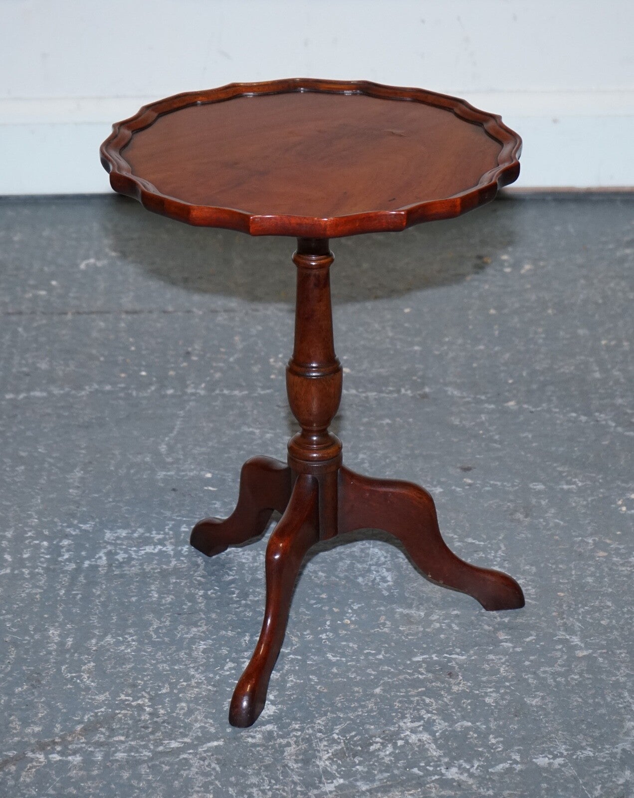 LOVELY VINTAGE WALNUT PIE CRUST LAMP WINE OCCASIONAL TABLE BY CHARLES BARR