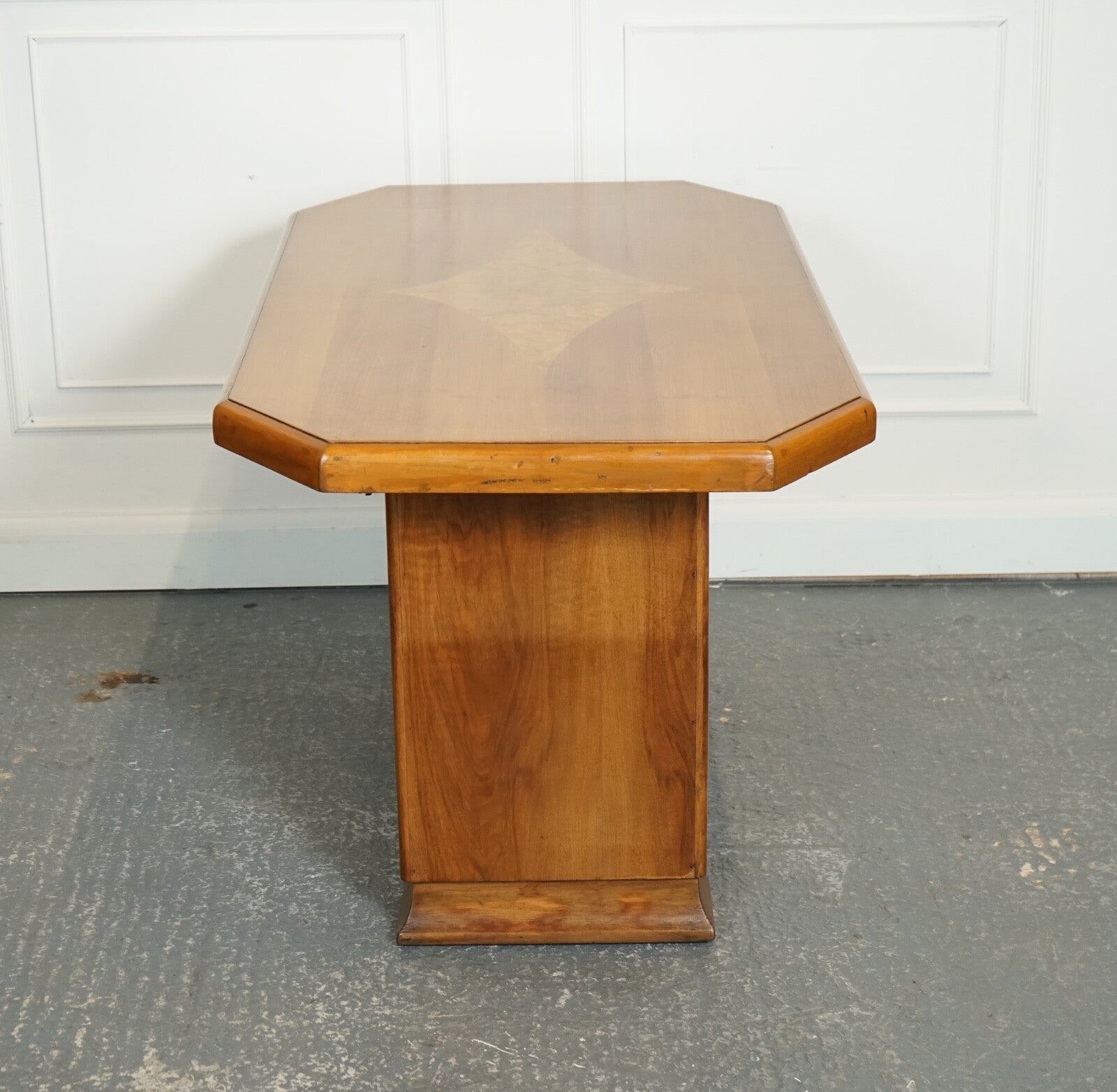 VINTAGE ART DECO WALNUT DINING TABLE 4 TO 6 PERSON J1