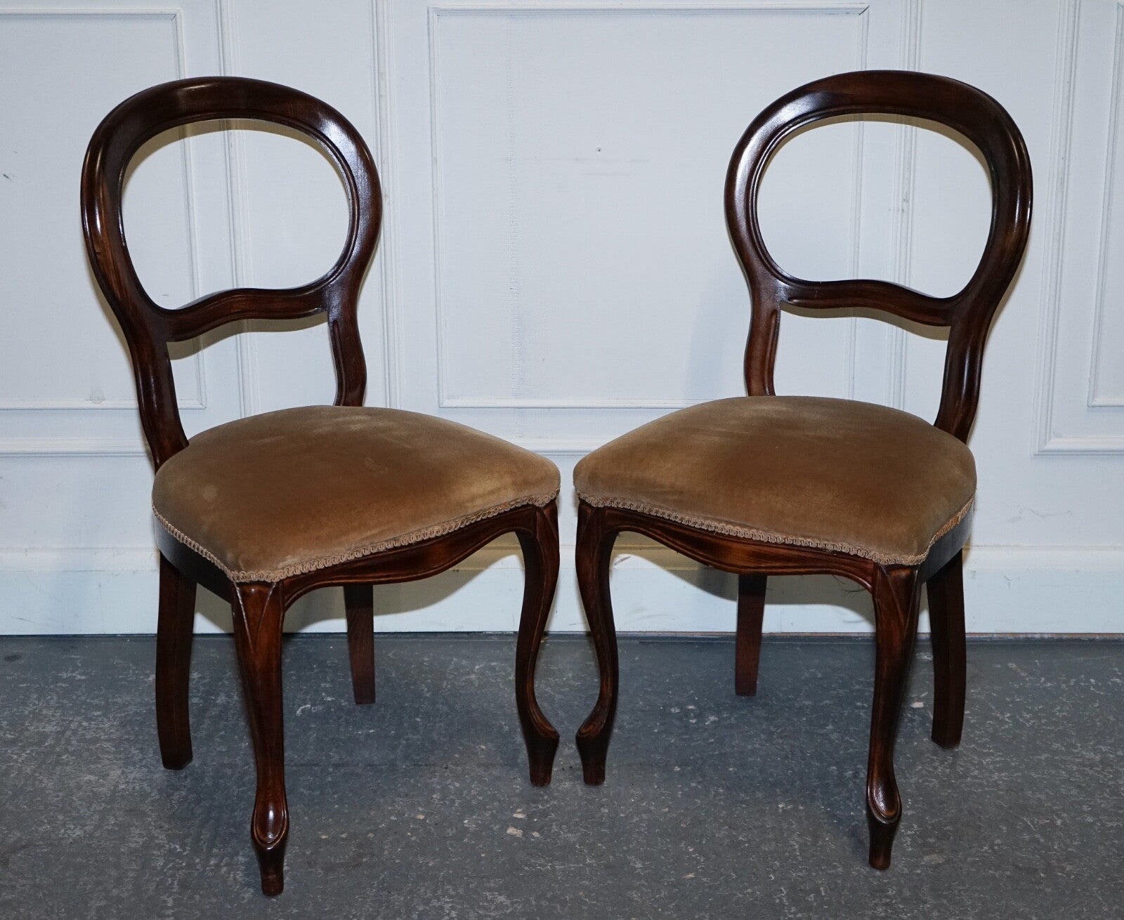 VINTAGE SET OF FOUR WOODEN BALLOON BACK DINING CHAIRS WITH VELVET SEAT