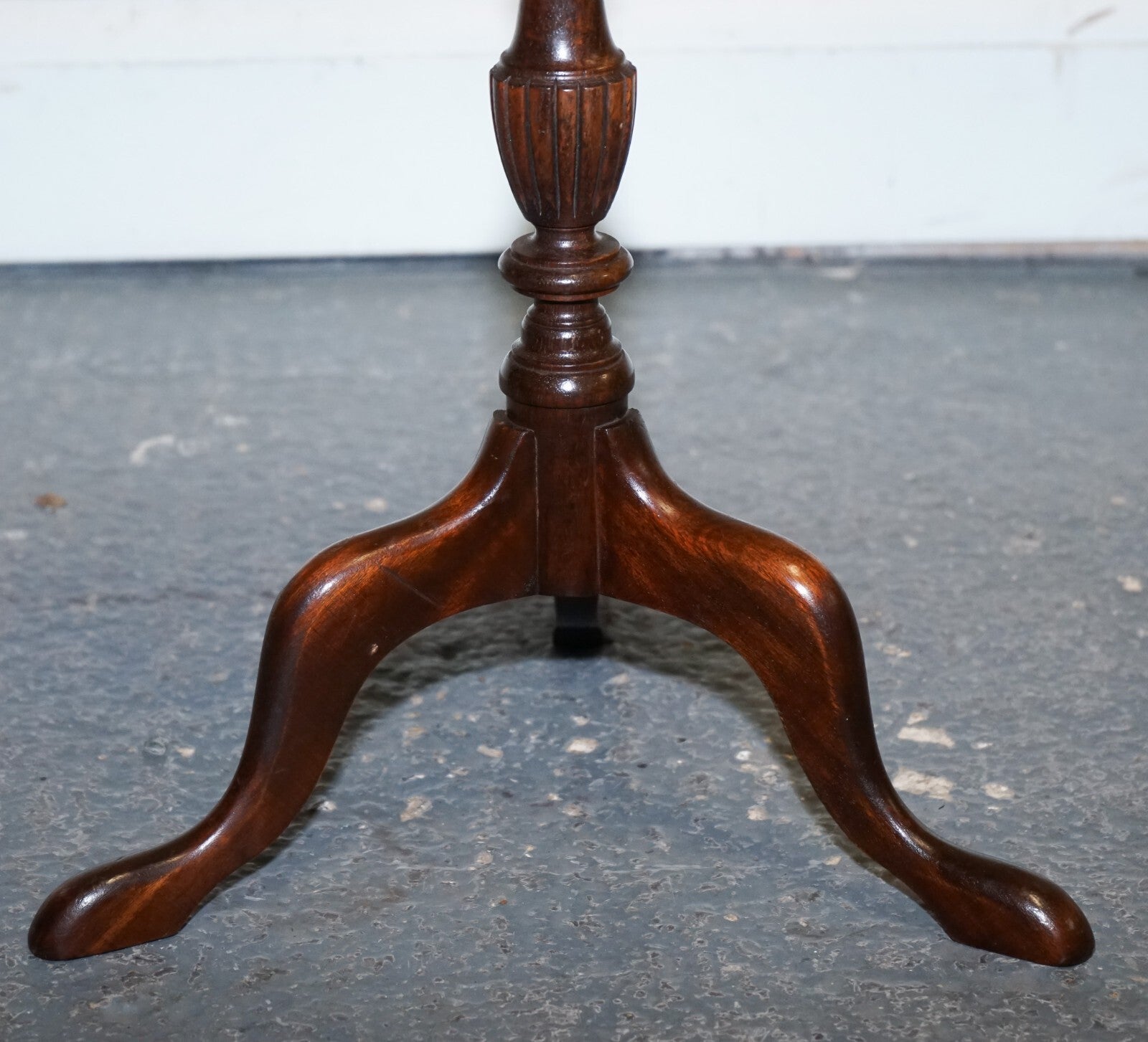 LOVELY  FLAMED MAHOGANY PIECRUST TOP SIDE END WINE TRIPOD TABLE