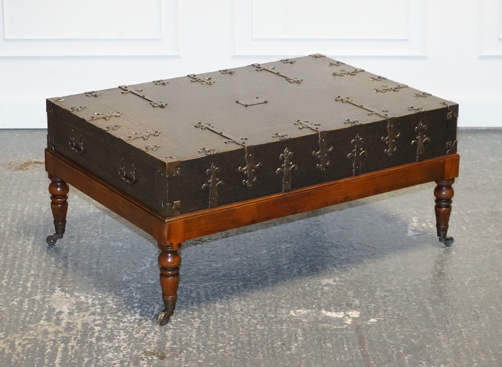THEODORE ALEXANDER EXQUISITE LARGE COFFEE TABLE DRAWERS ON BOTH SIDES
