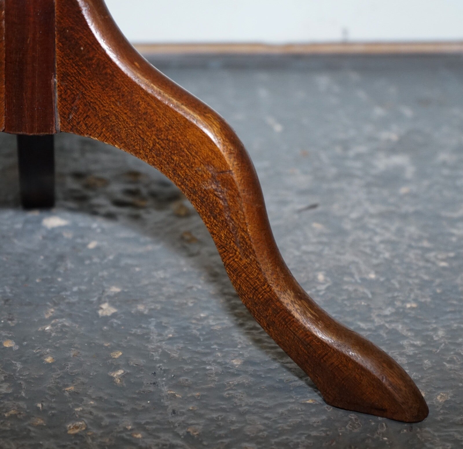 LOVELY VINTAGE BROWN GOLD LEATHER TOP PLANT WINE SIDE STAND ON TRIPOD FEET
