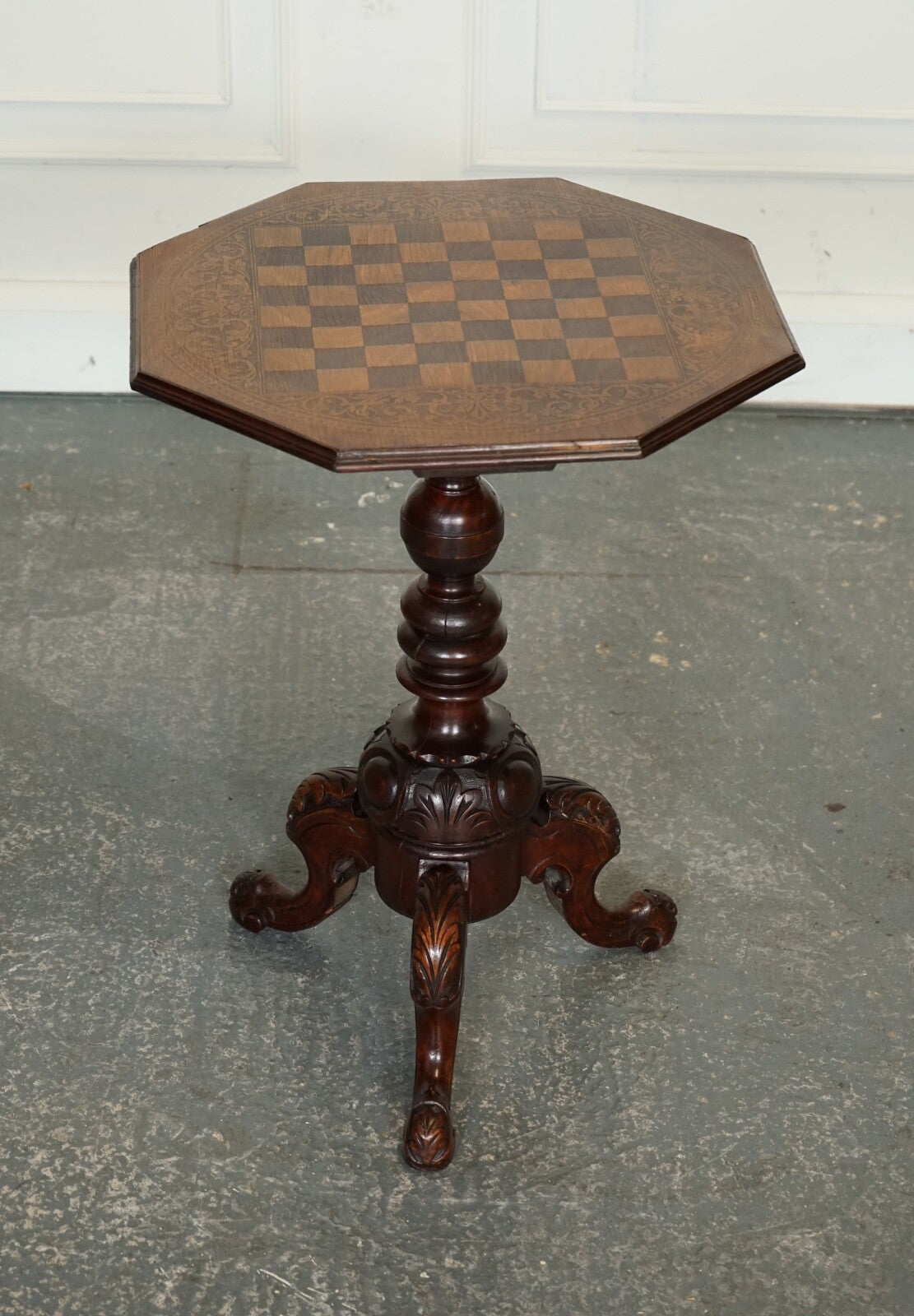 STUNNING ANTIQUE ITALIAN CHESS SIDE END LAMP TABLE WITH CARVED LEGS