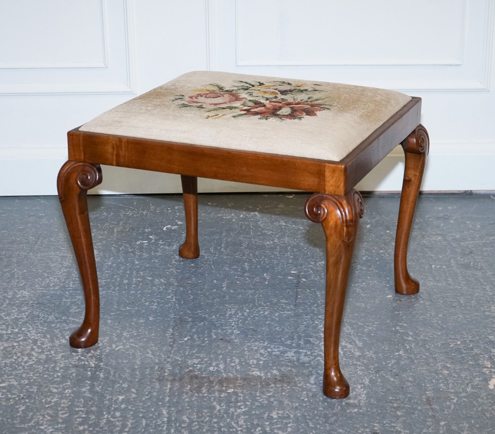 LOVELY DECORATIVE VICTORIAN HAND CARVED QUEEN ANNE LEGS PIANO STOOL