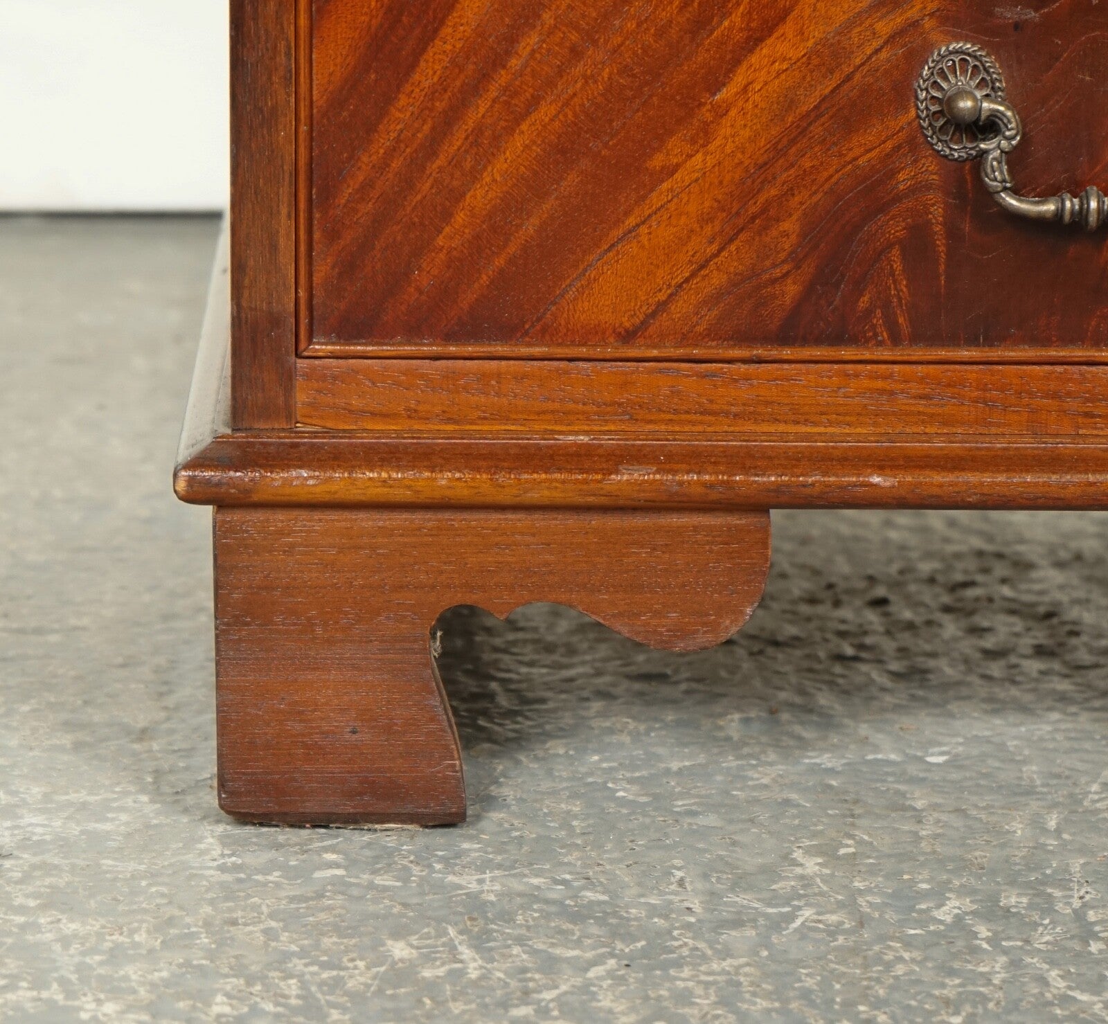 VINTAGE GEORGIAN STYLE TALLBOY WITH 6 DRAWERS WITH LOTS OF STORAGE SPACE