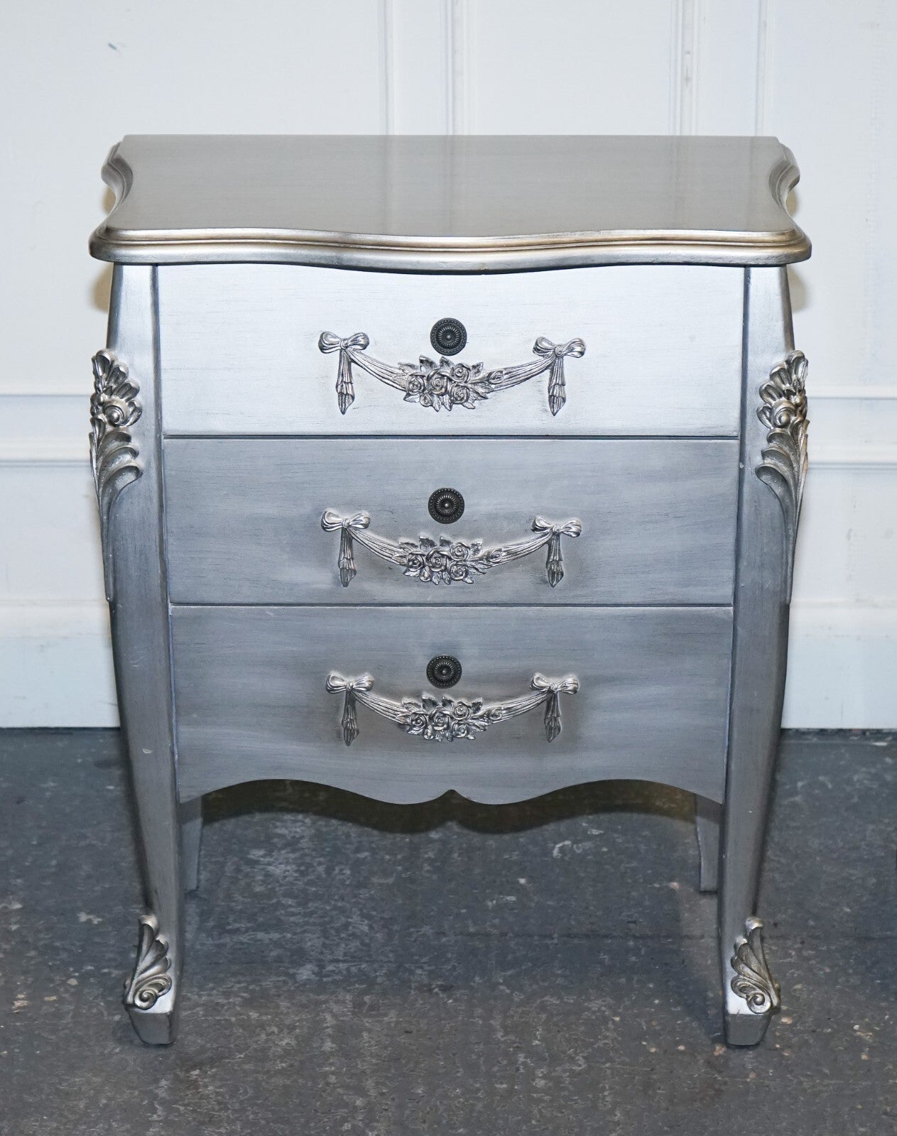 LOVELY FRENCH GREY SILVER BAROQUE STYLE 3 DRAWER BEDSIDE TABLES CHEST OF DRAWERS