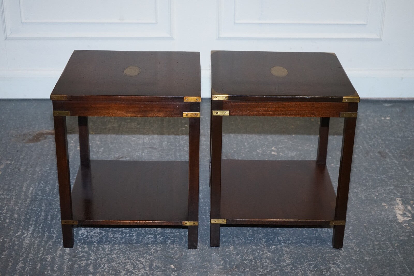 FINE ENGLISH PAIR OF BEVAN FUNNELL MILITARY CAMPAIGN NiGHTSTANDS END SIDE TABLES