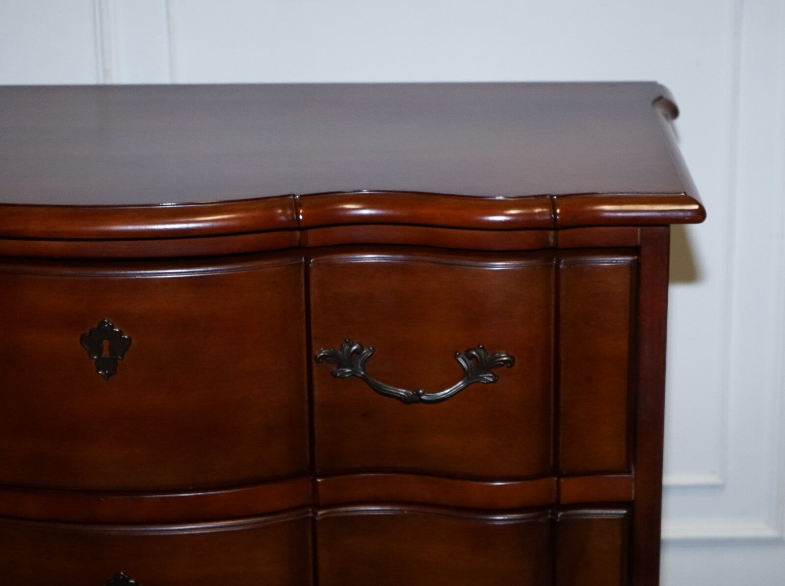 RALPH LAUREN VINTAGE GEORGIAN STYLE SERPENTINE FRONTED HARDWOOD CHEST OF DRAWERS