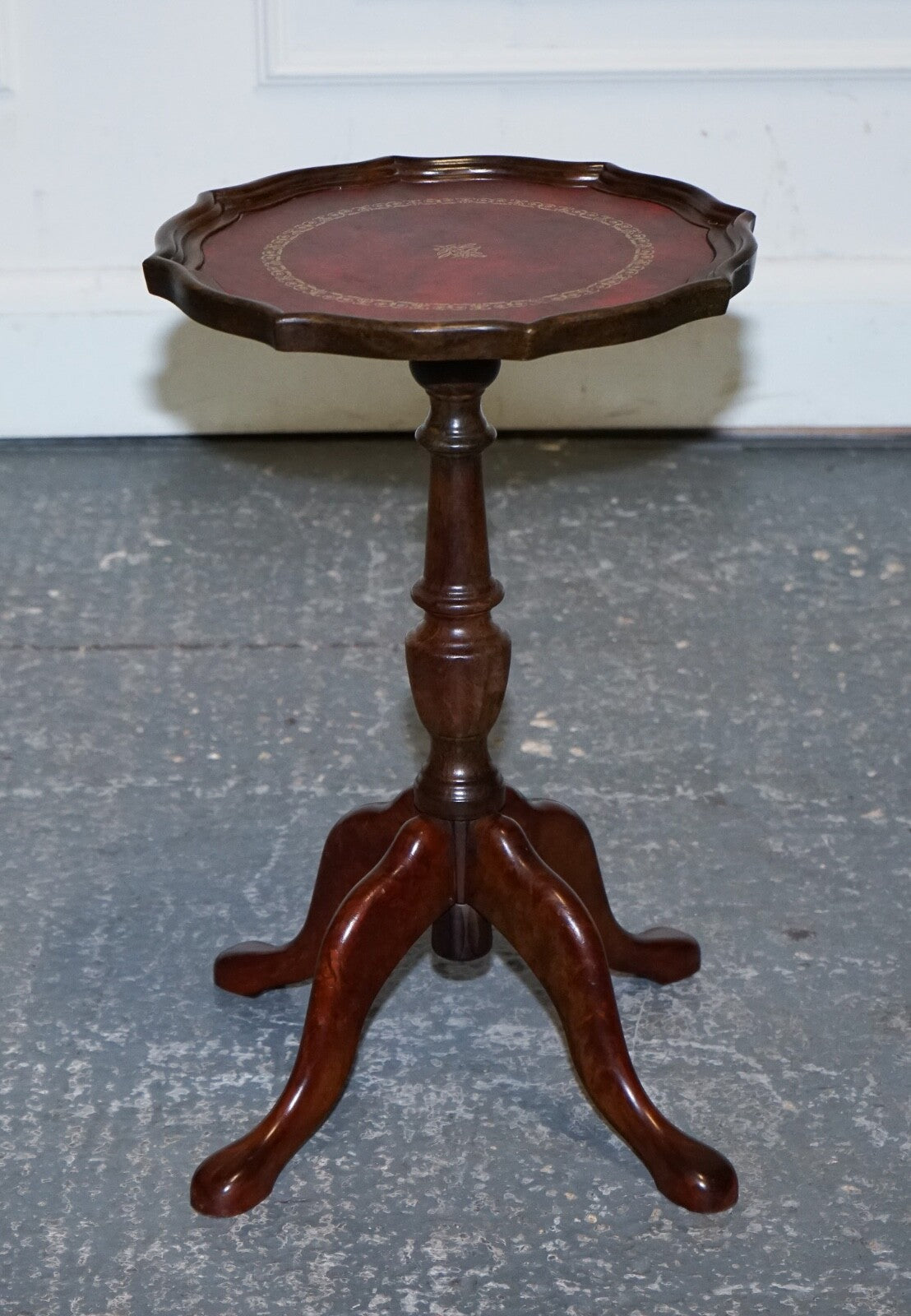 VINTAGE BURGUNDY LEATHER GOLD EMBOSSED SIDE END WINE LAMP OCCASIONAL TABLE
