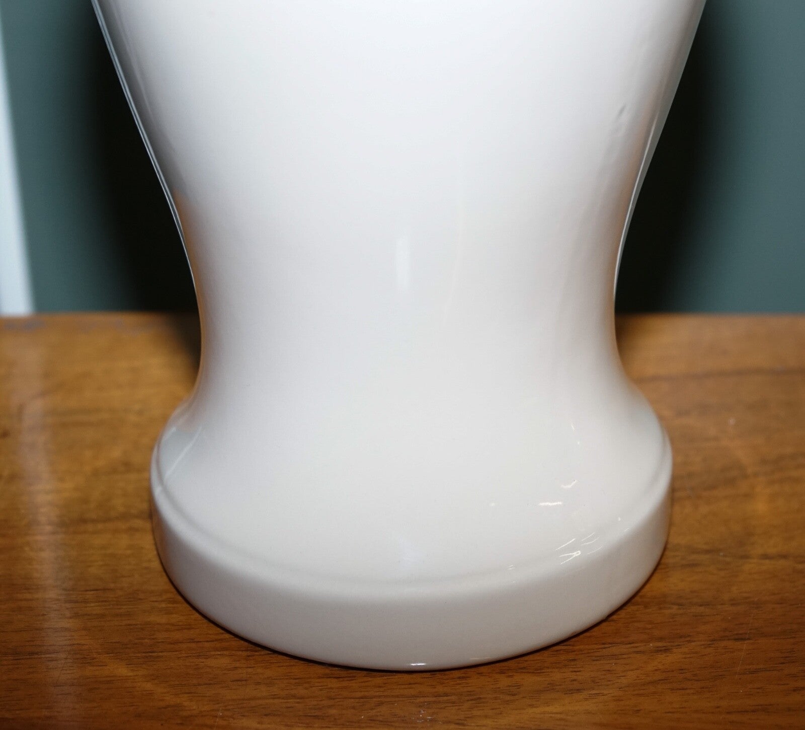 CIRCA 1970s VINTAGE CREAM COLOURED PORCELAIN PAIR OF LAMPS