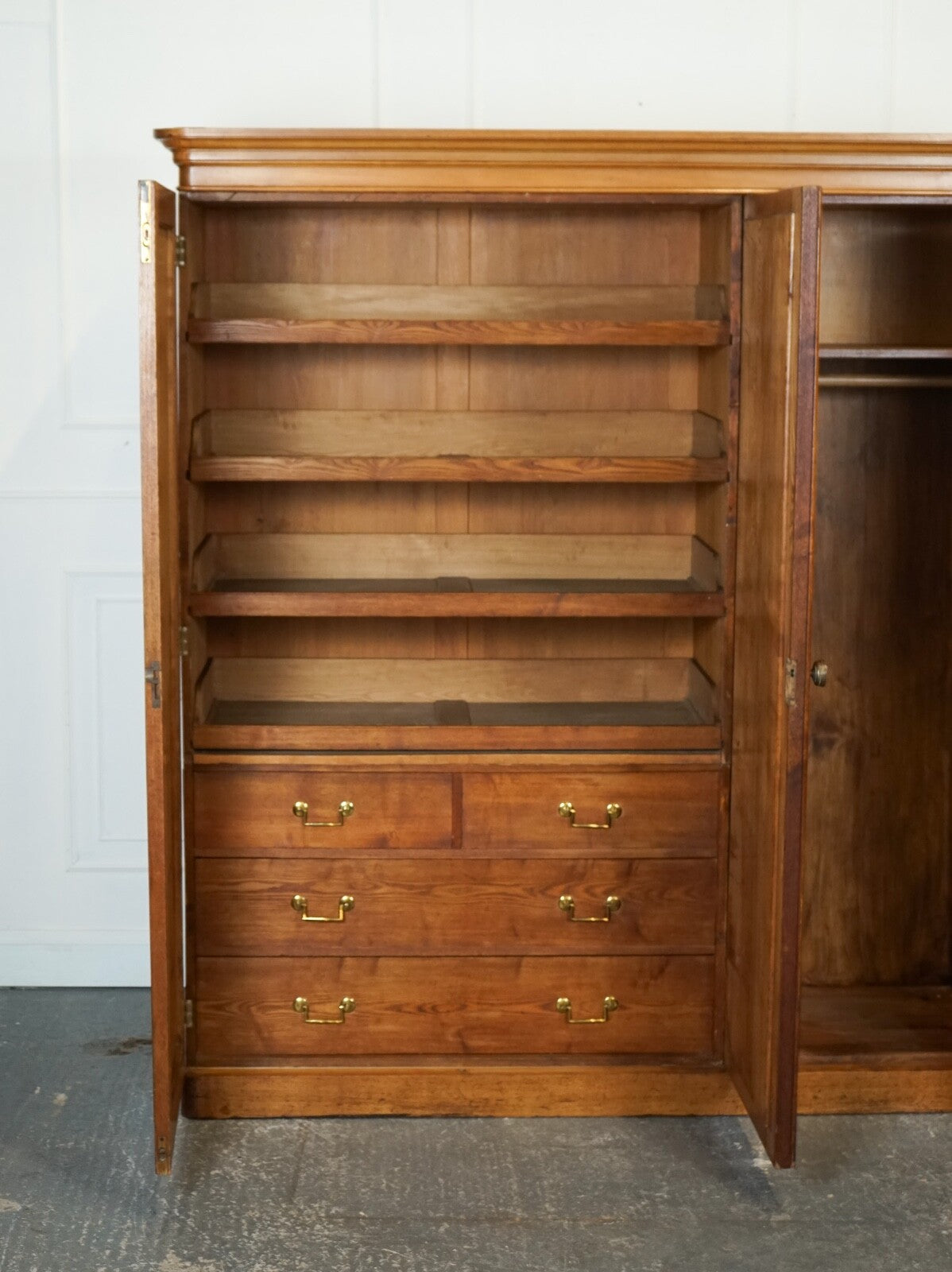 LATE ANTIQUE VICTORIAN OAK TRIPLE WARDROBE MADE BY MARSH JONES & CRIBB CIRCA1890
