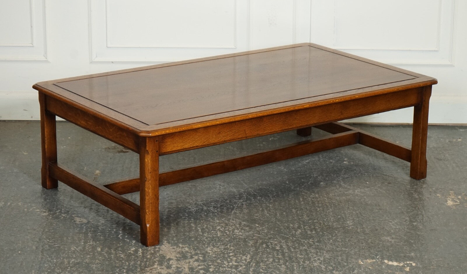 STUNNING LARGE OAK VINTAGE COFFEE TABLE WITH NICE GRAIN OAK TOP AND H FRAME