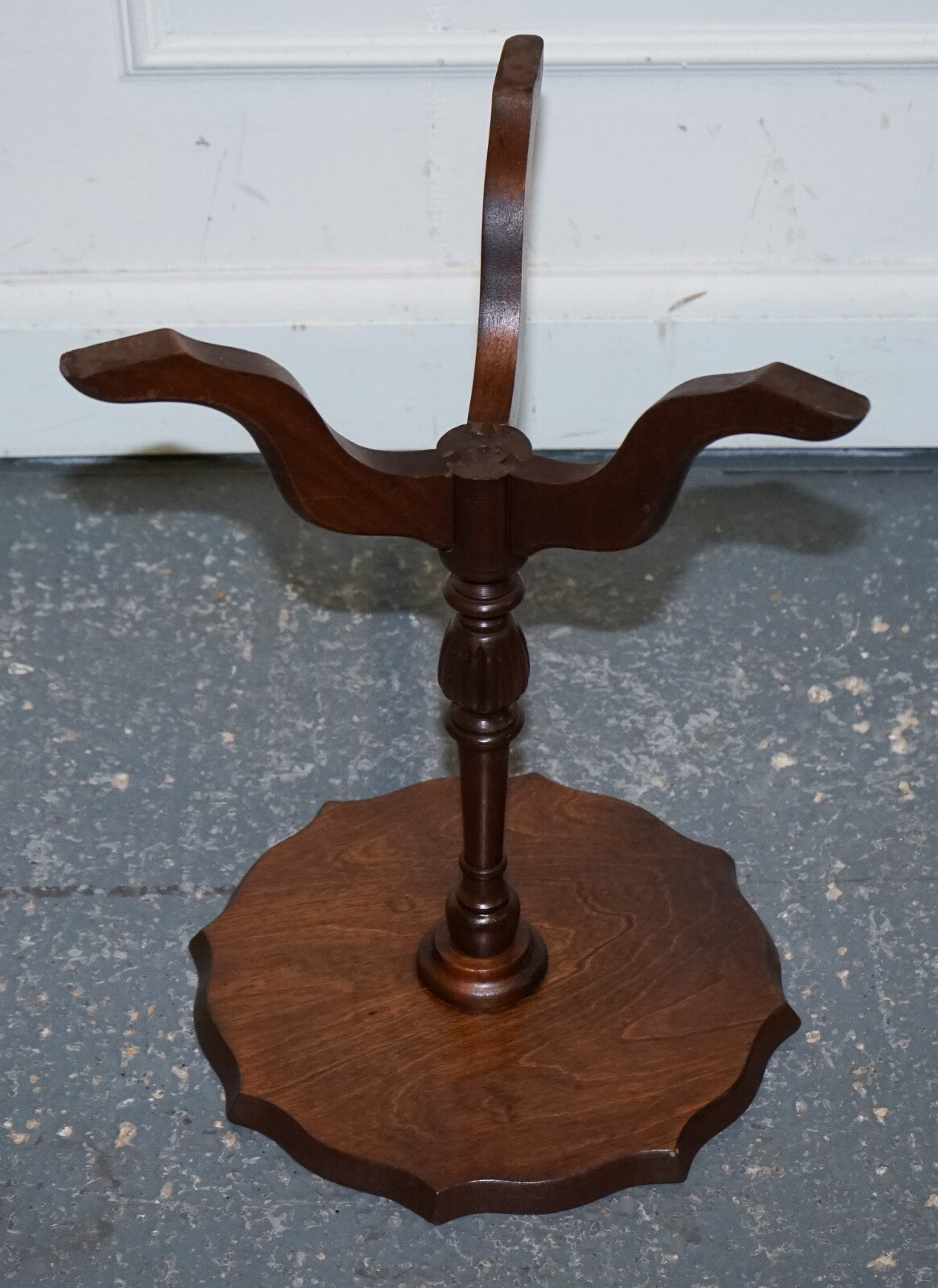 LOVELY VINTAGE GREEN LEATHER TOP PLANT WINE SIDE STAND ON TRIPOD FEET