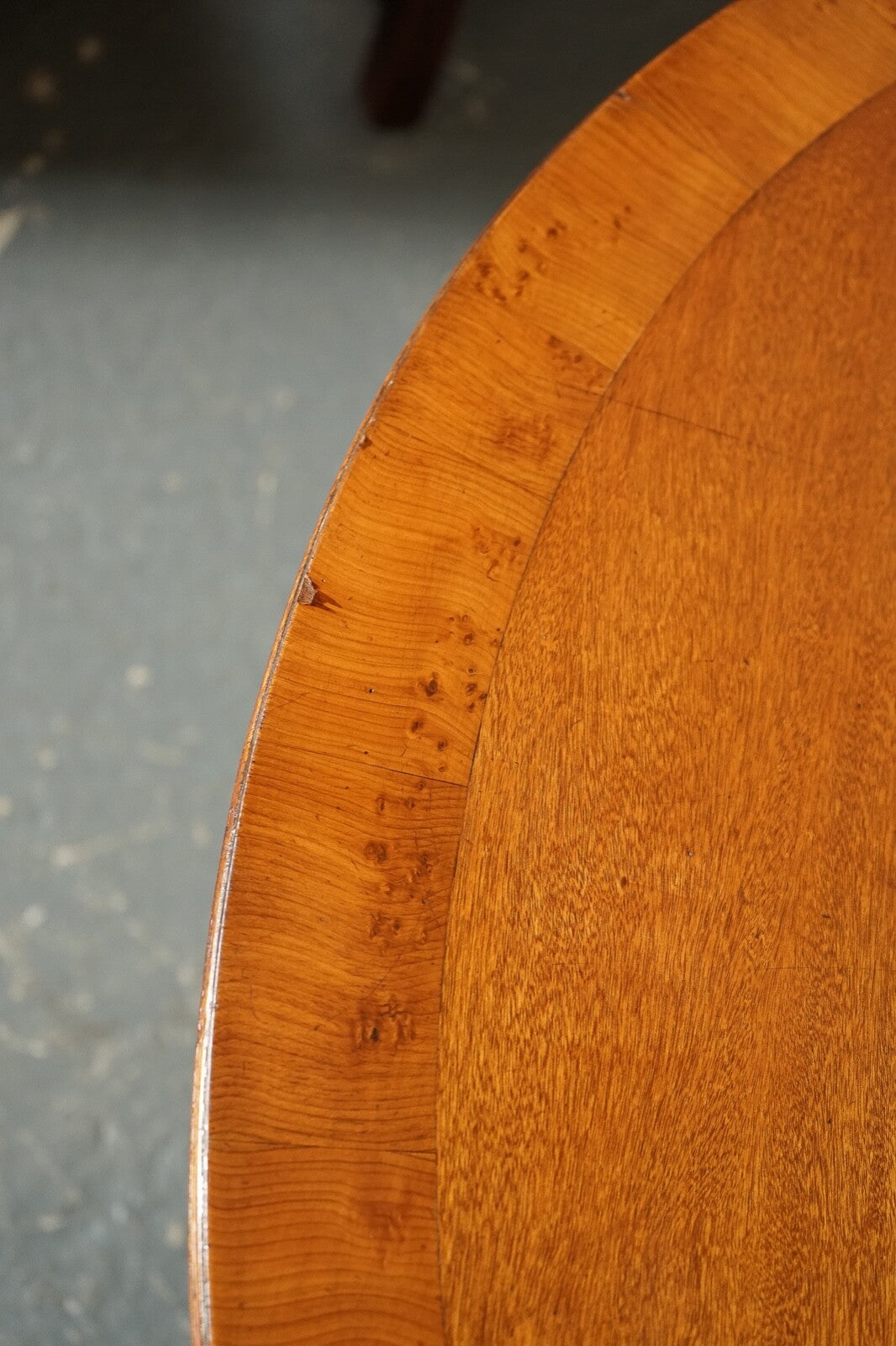 VERY STUNNING CIRCULAR BURR WALNUT DINING TABLE MADE BY BERESFORD & HICKS LONDON