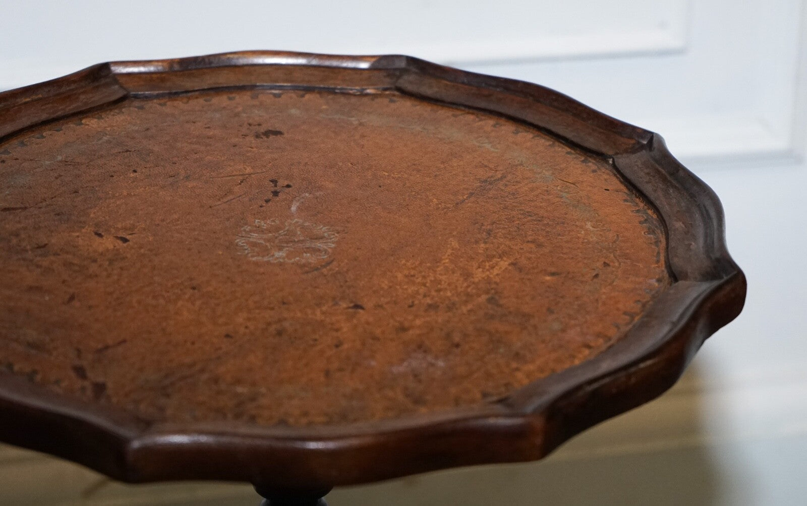 LOVELY VINTAGE BROWN GOLD LEATHER TOP PLANT WINE SIDE STAND ON TRIPOD FEET