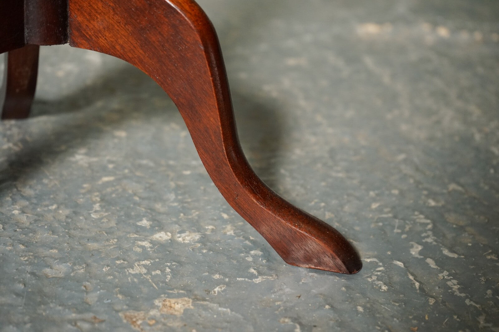 VINTAGE GREEN LEATHER TOP PLANT WINE SIDE STAND ON TRIPOD FEET