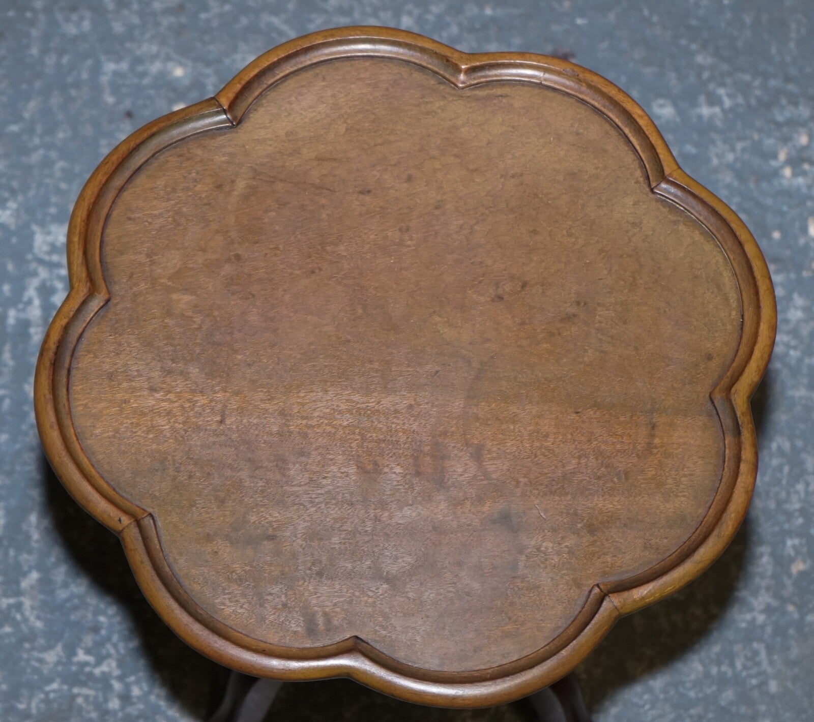ANTIQUE WALNUT PIE CRUST WINE LAMP END SIDE OCCASIONAL TABLE WITH LOTS OF PATINA