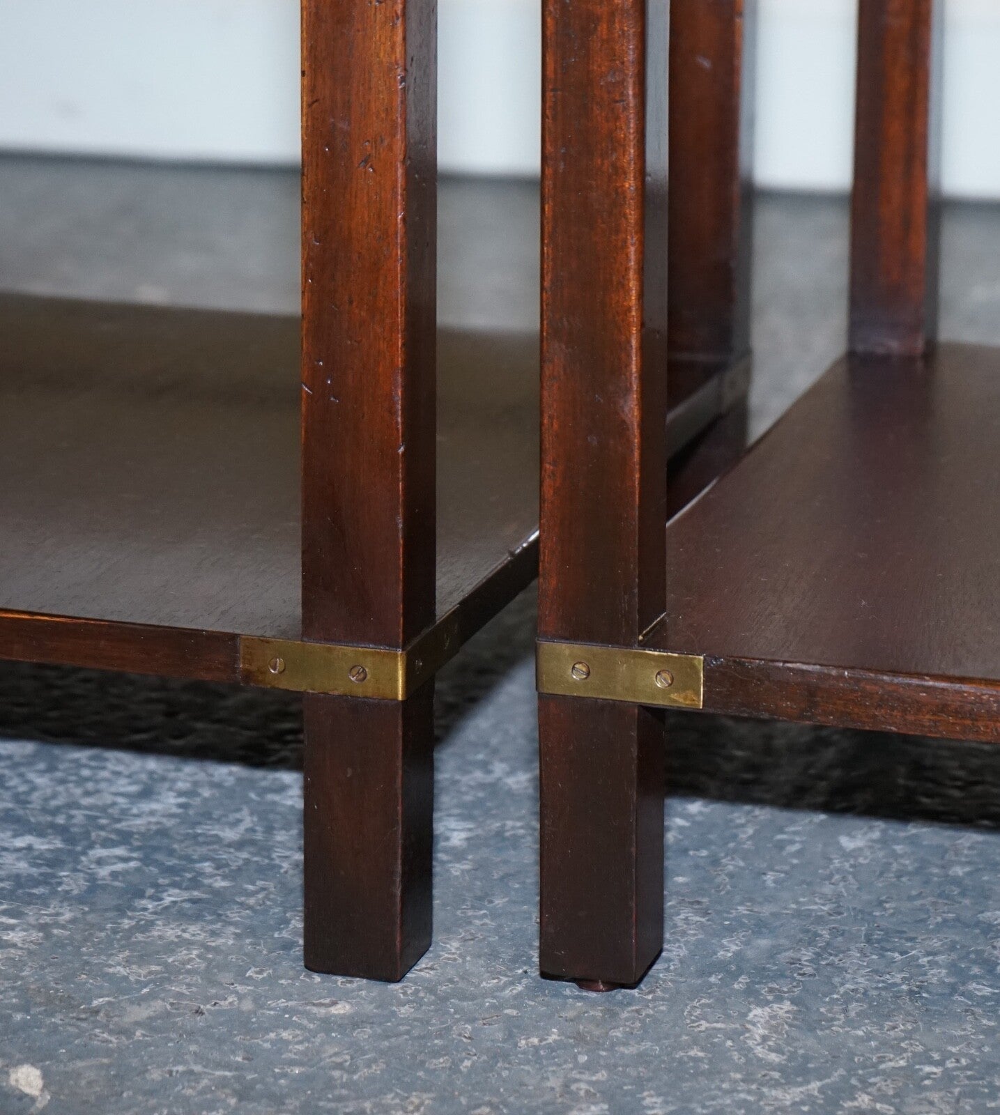 FINE ENGLISH PAIR OF BEVAN FUNNELL MILITARY CAMPAIGN NiGHTSTANDS END SIDE TABLES
