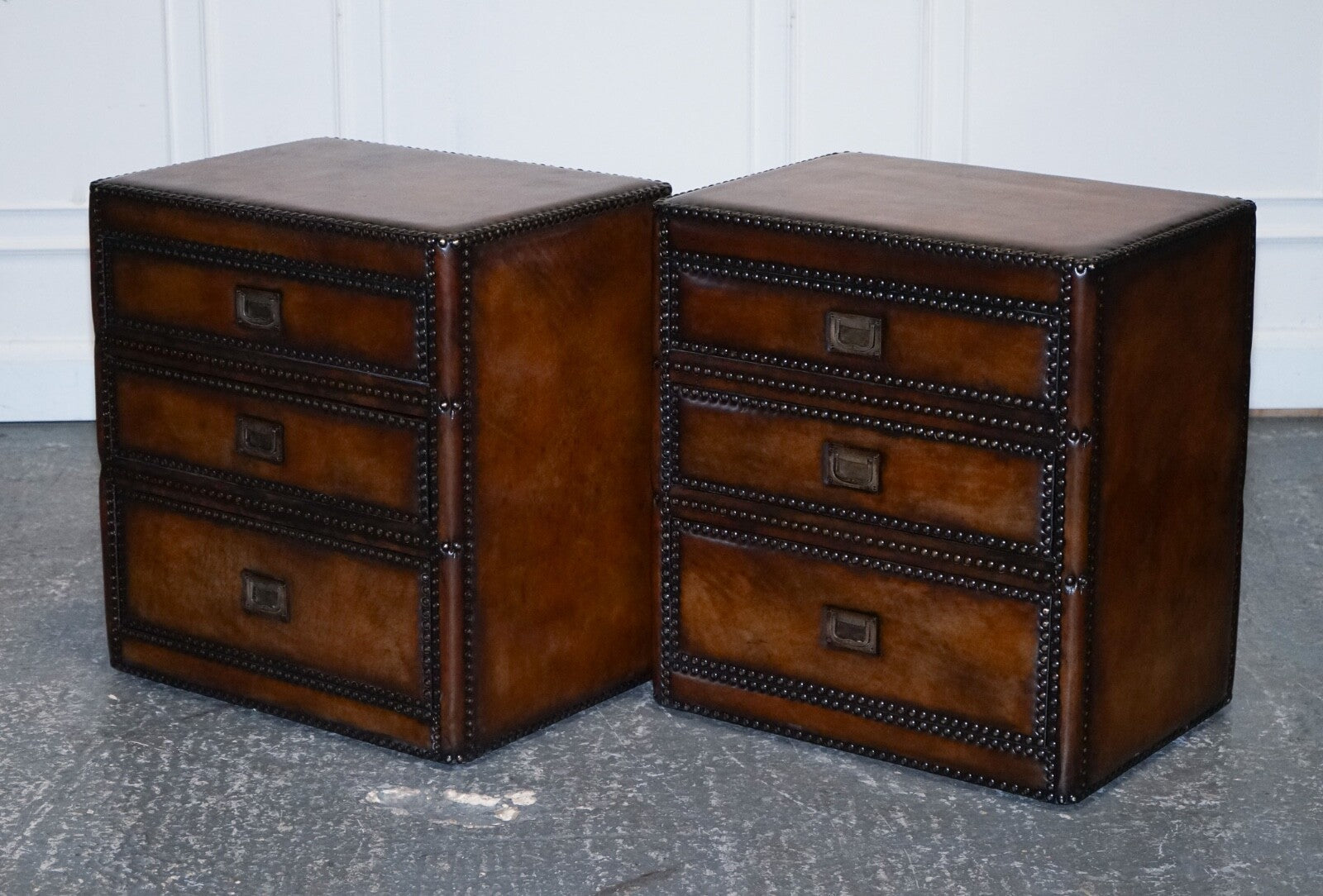 LUXURY PAIR OF RESTORED HAND DYED LEATHER MILITARY CAMPAIGN BEDSIDE NIGHTSTANDS