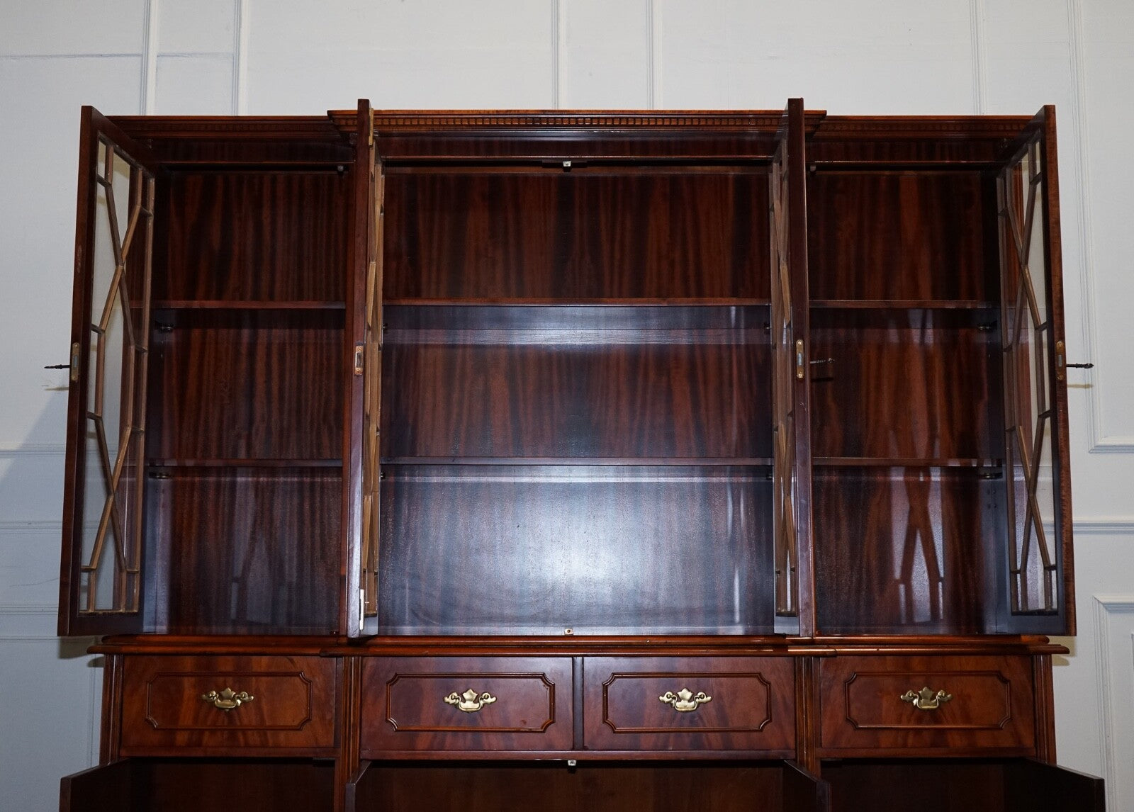 VINTAGE GEORGIAN STYLE FLAMED HARDWOOD BREAKFRONT DISPLAY CABiNET BOOKCASE