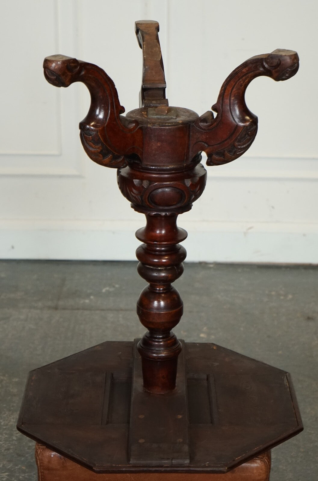 STUNNING ANTIQUE ITALIAN CHESS SIDE END LAMP TABLE WITH CARVED LEGS