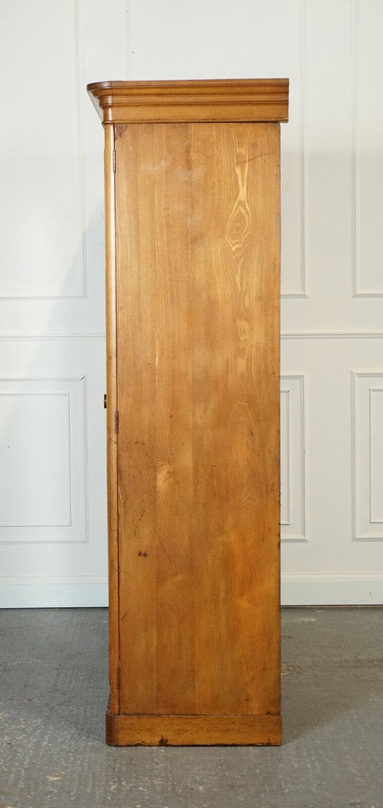 LATE ANTIQUE VICTORIAN OAK TRIPLE WARDROBE MADE BY MARSH JONES & CRIBB CIRCA1890