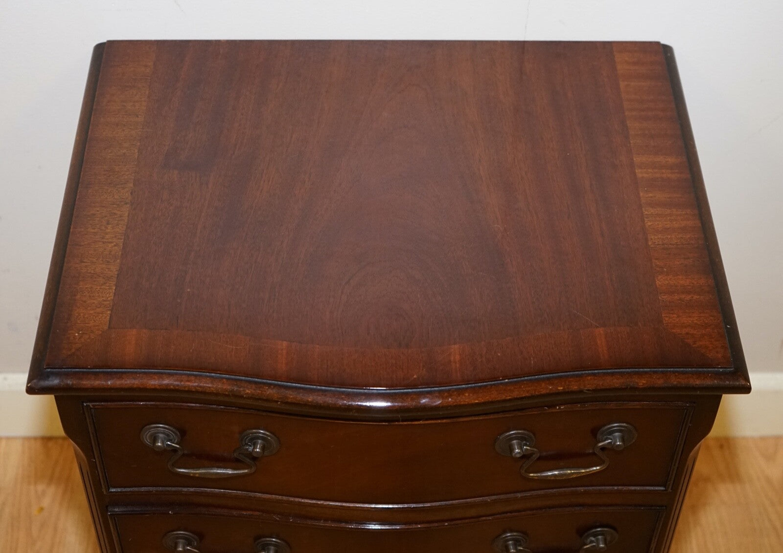 GEORGIAN STYLE MAHOGANY FLAME MAHOGANY CHEST OF DRAWERS