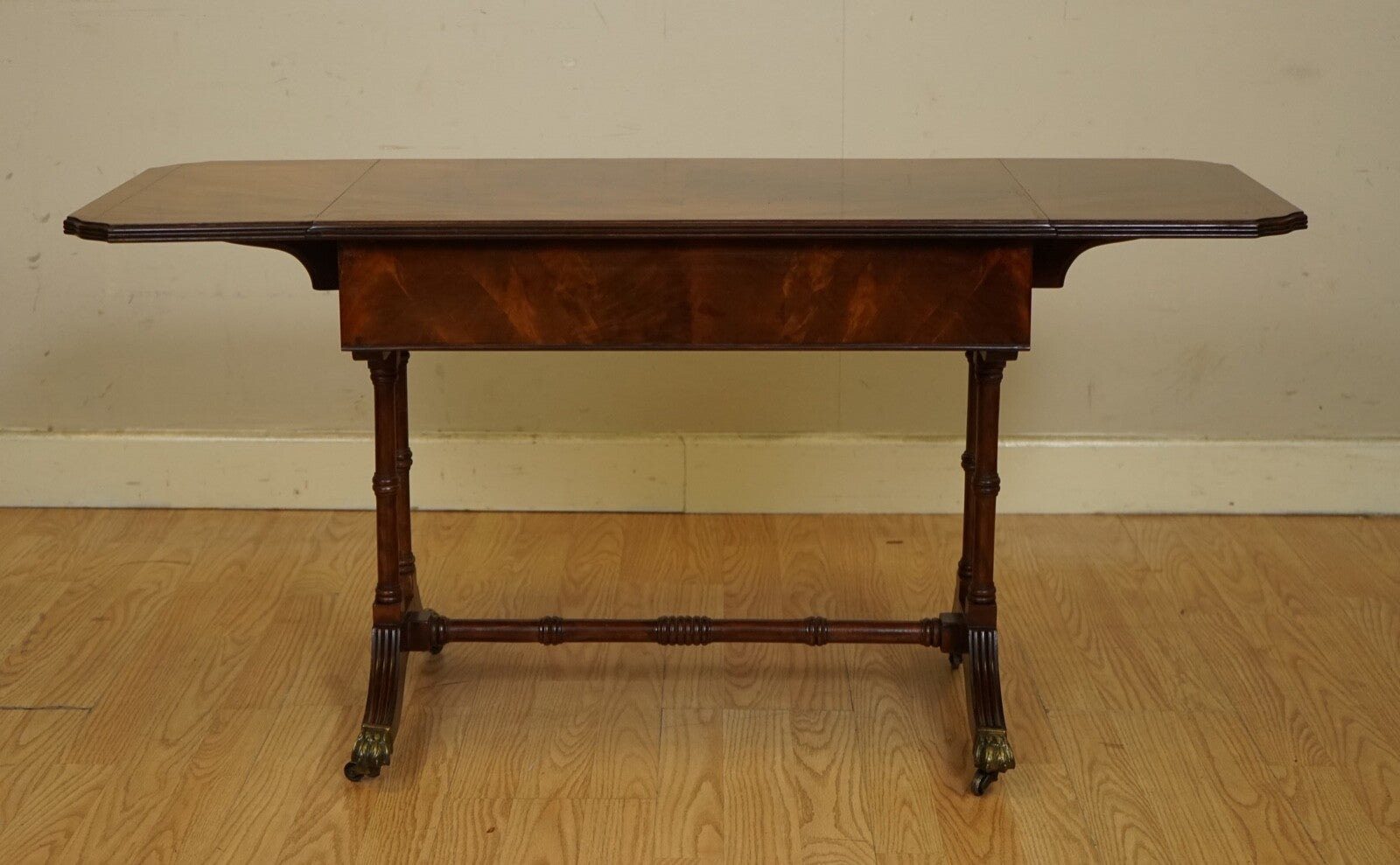 LOVELY VINTAGE FLAMED MAHOGANY EXTENDING DROP LEAF SIDE END TABLE