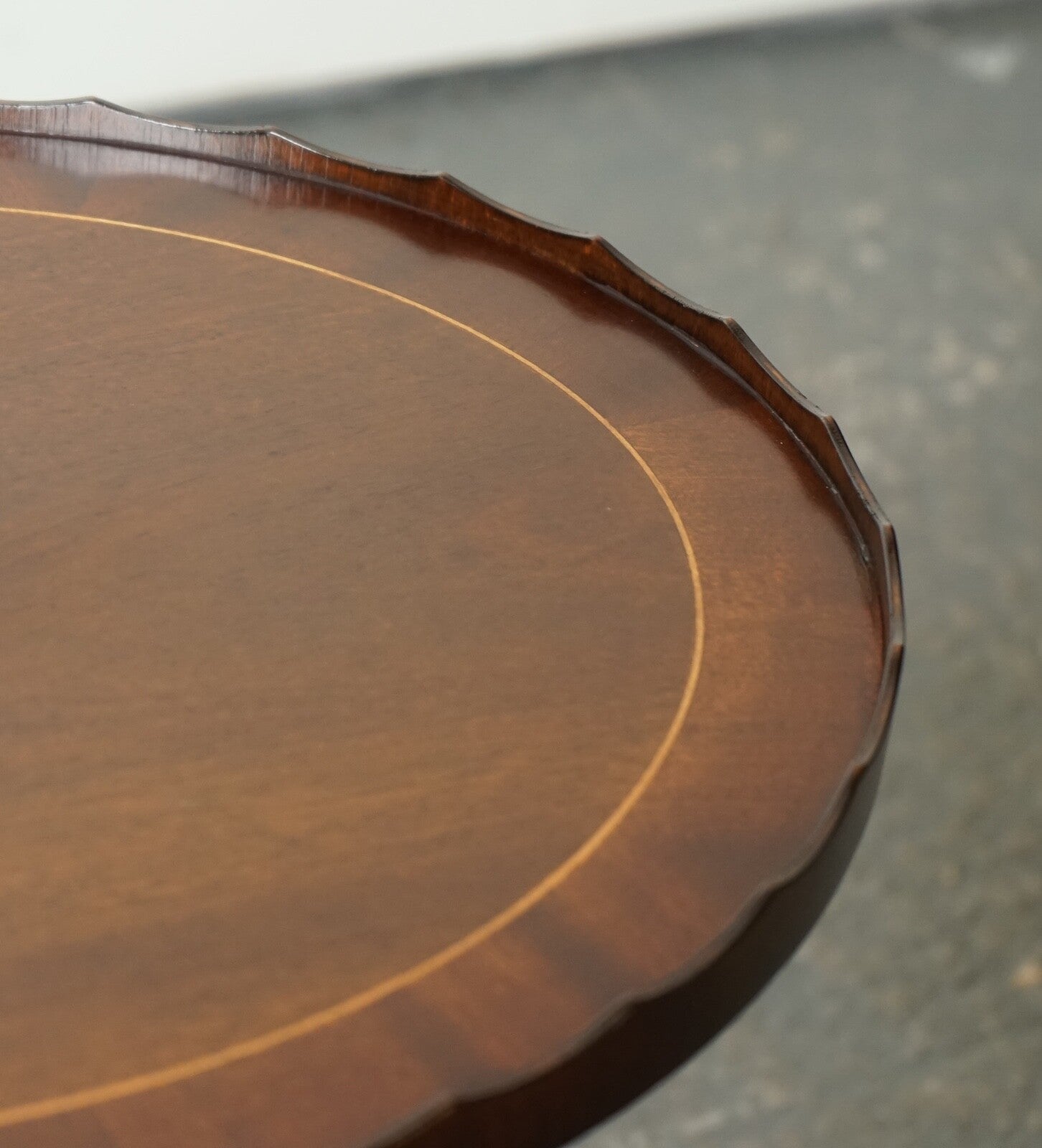 FLAMED HARDWOOD OVAL PIE CRUST SIDE END LAMP TABLE J1