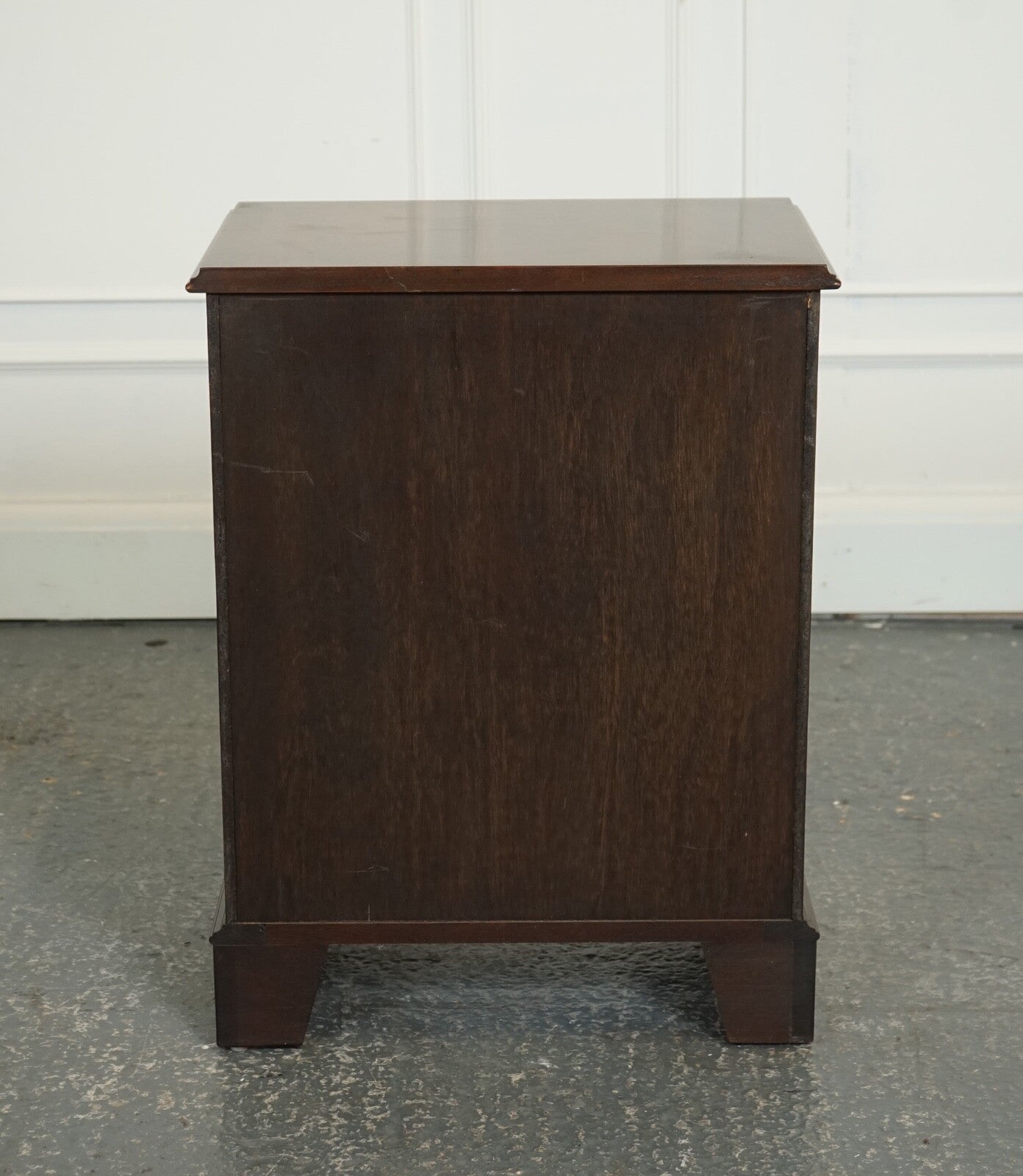 LOVELY GEORGIAN STYLE SMALL CHEST OF DRAWERS SIDE TABLE WITH BUTLER TRAY J1