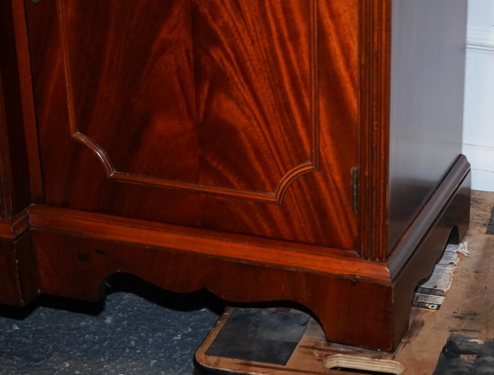 VINTAGE GEORGIAN STYLE FLAMED HARDWOOD BREAKFRONT DISPLAY CABiNET BOOKCASE