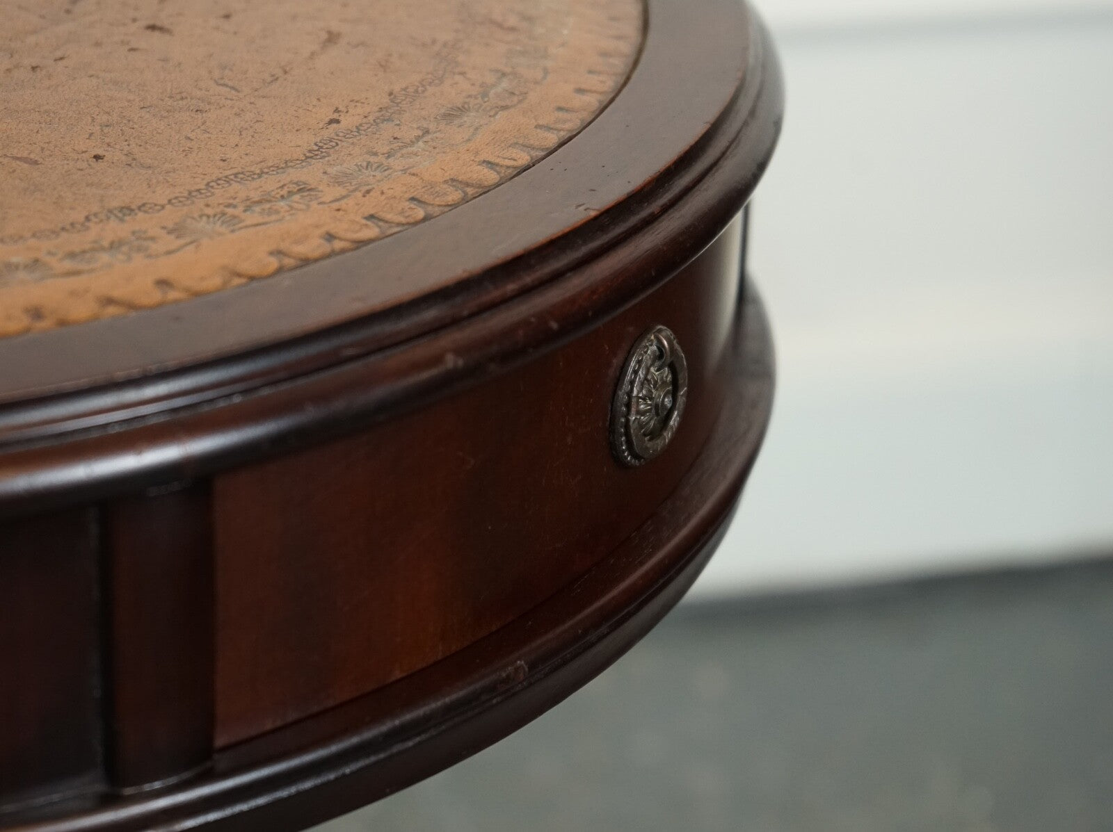 VINTAGE DRUM SIDE END TABLE LAMP WINE TABLE BROWN LEATHER TOP J1