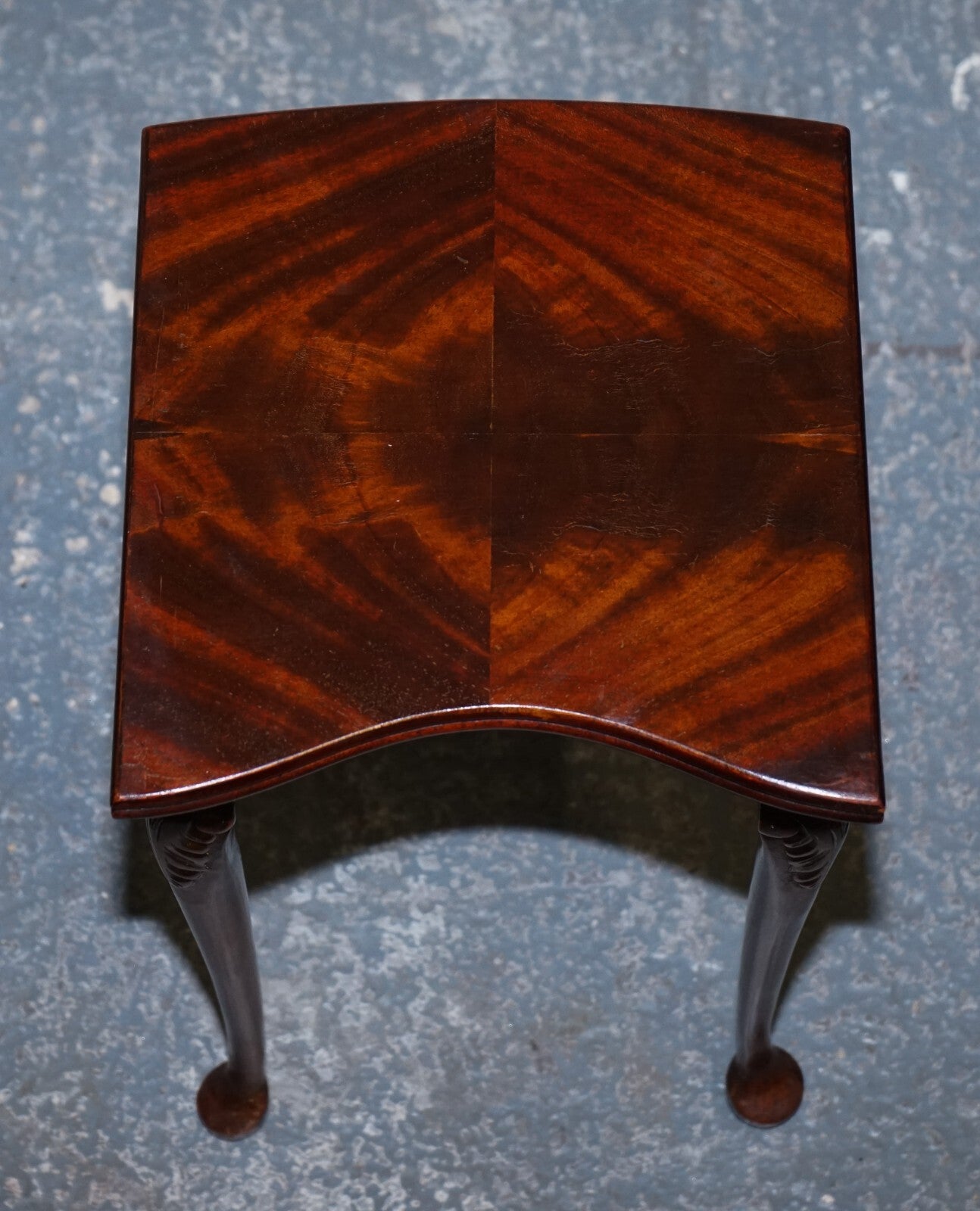 VINTAGE KIDNEY SHAPE FLAMED MAHOGANY NEST OF THREE TABLES QUEEN ANNE LEGS