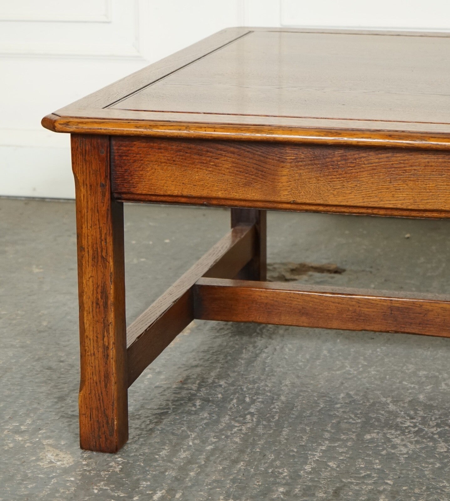 STUNNING LARGE OAK VINTAGE COFFEE TABLE WITH NICE GRAIN OAK TOP AND H FRAME