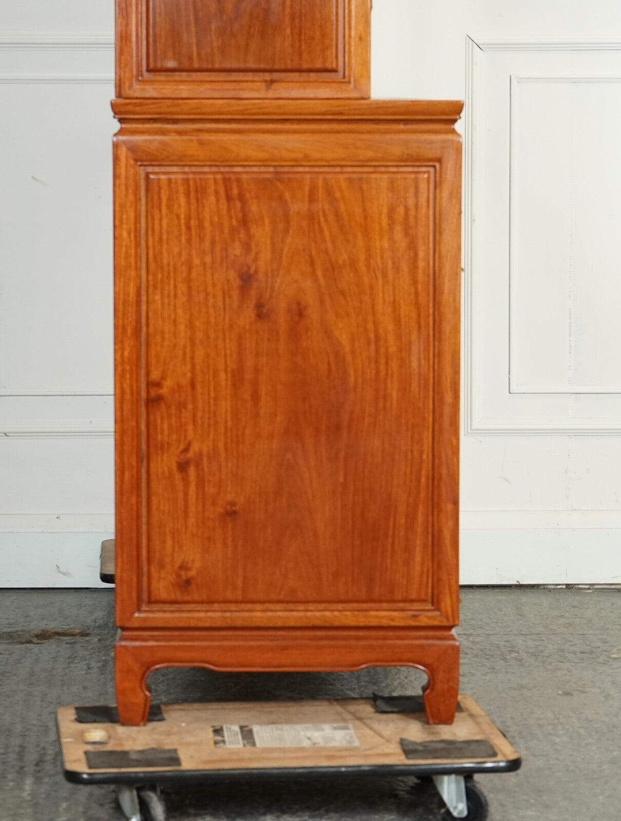 LARGE VINTAGE ORIENTAL CHINESE CARVED SOLID HARDWOOD BOOKCASE DISPLAY CABINET