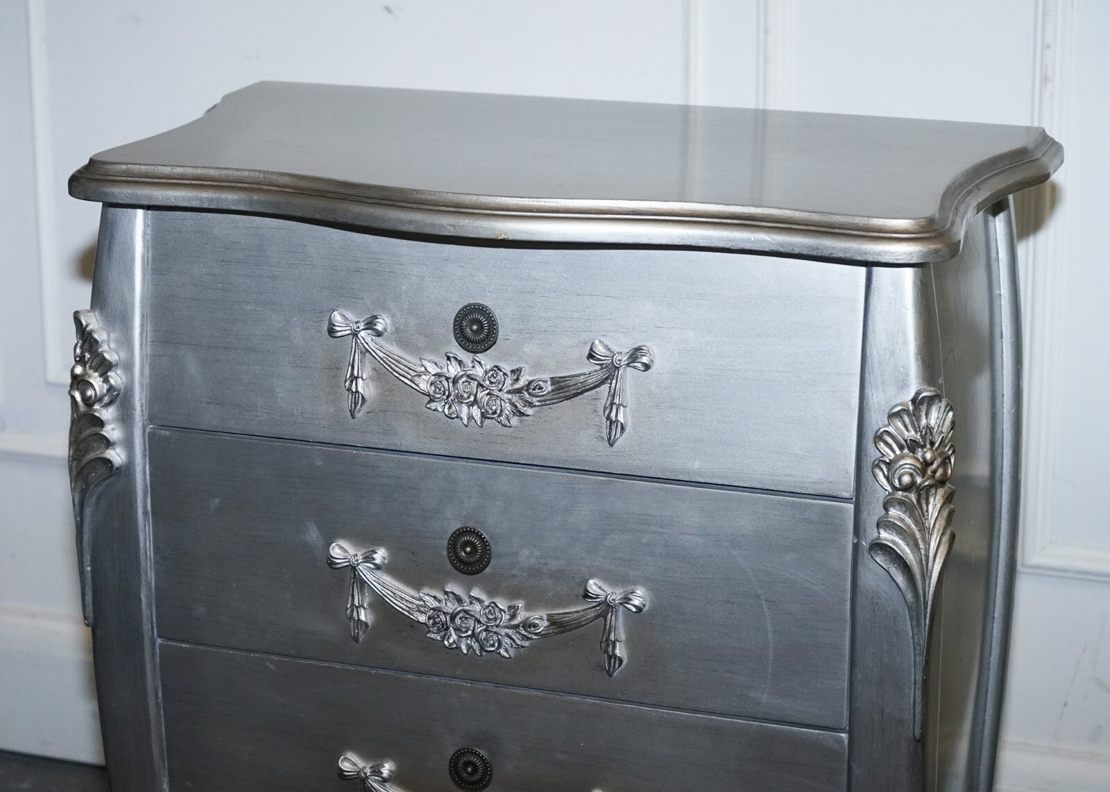 LOVELY FRENCH GREY SILVER BAROQUE STYLE 3 DRAWER BEDSIDE TABLES CHEST OF DRAWERS