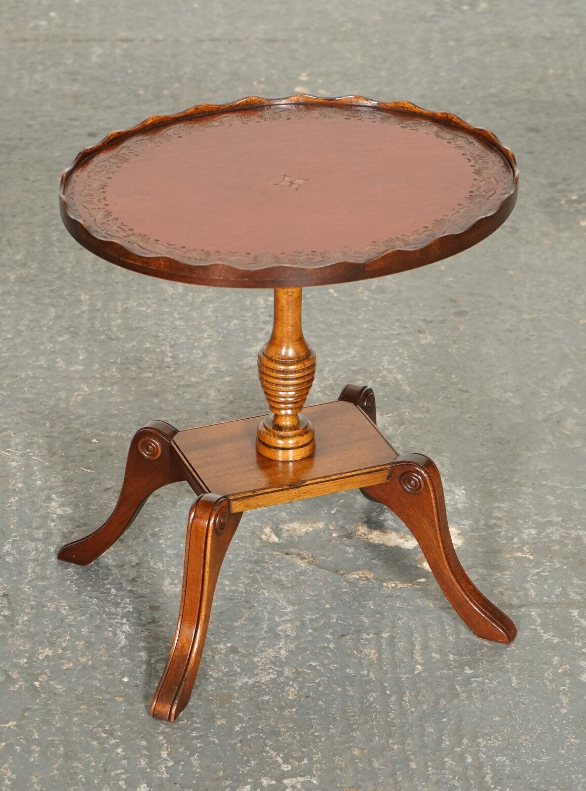 VINTAGE YEW WOOD BURGUNDY LEATHER TOP SIDE END LAMP WINE TABLE WITH PIE CRUST