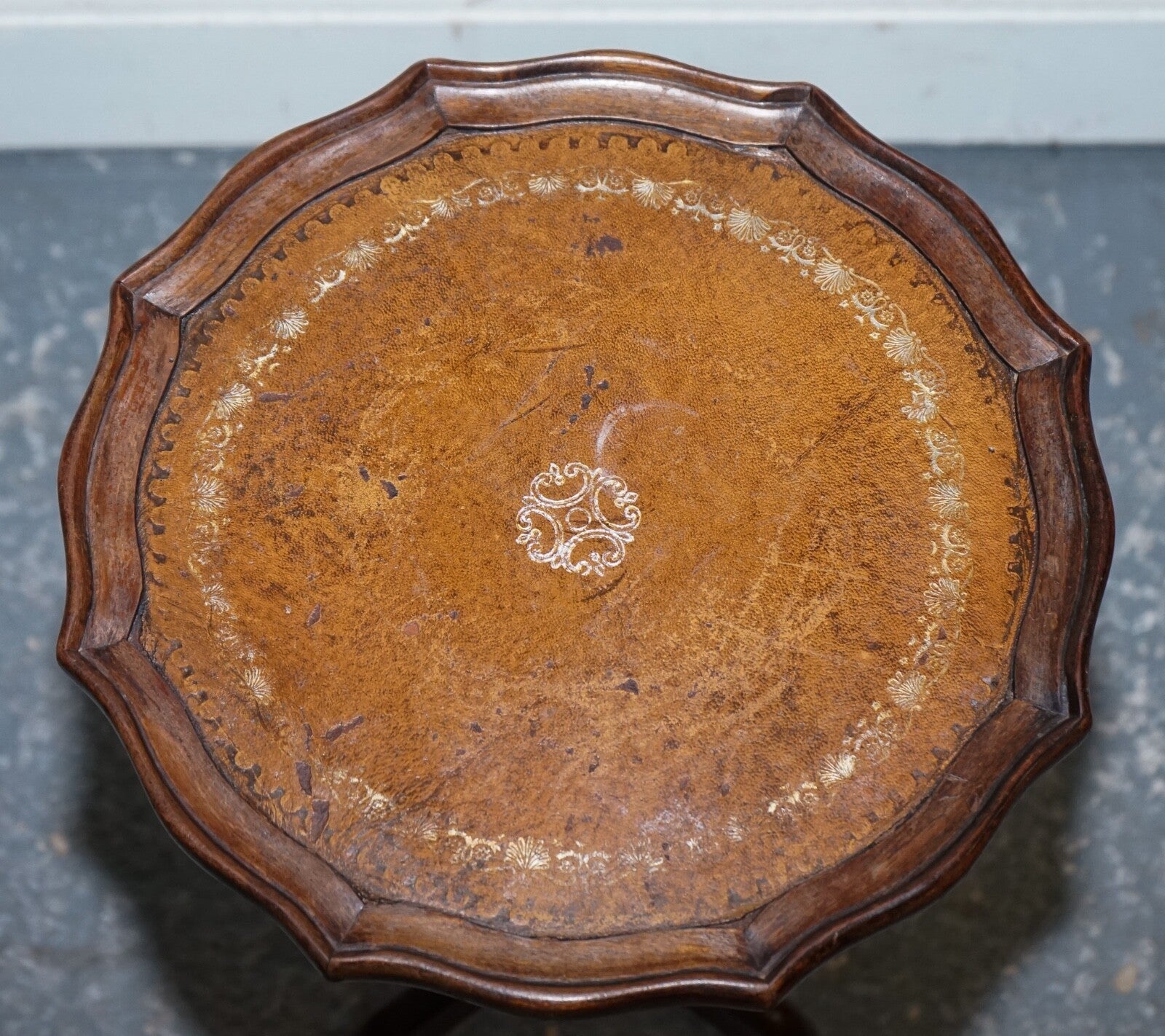 LOVELY VINTAGE BROWN GOLD LEATHER TOP PLANT WINE SIDE STAND ON TRIPOD FEET