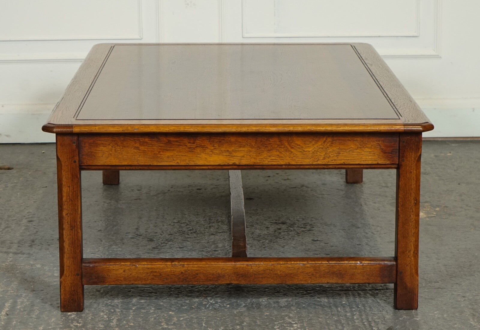 STUNNING LARGE OAK VINTAGE COFFEE TABLE WITH NICE GRAIN OAK TOP AND H FRAME