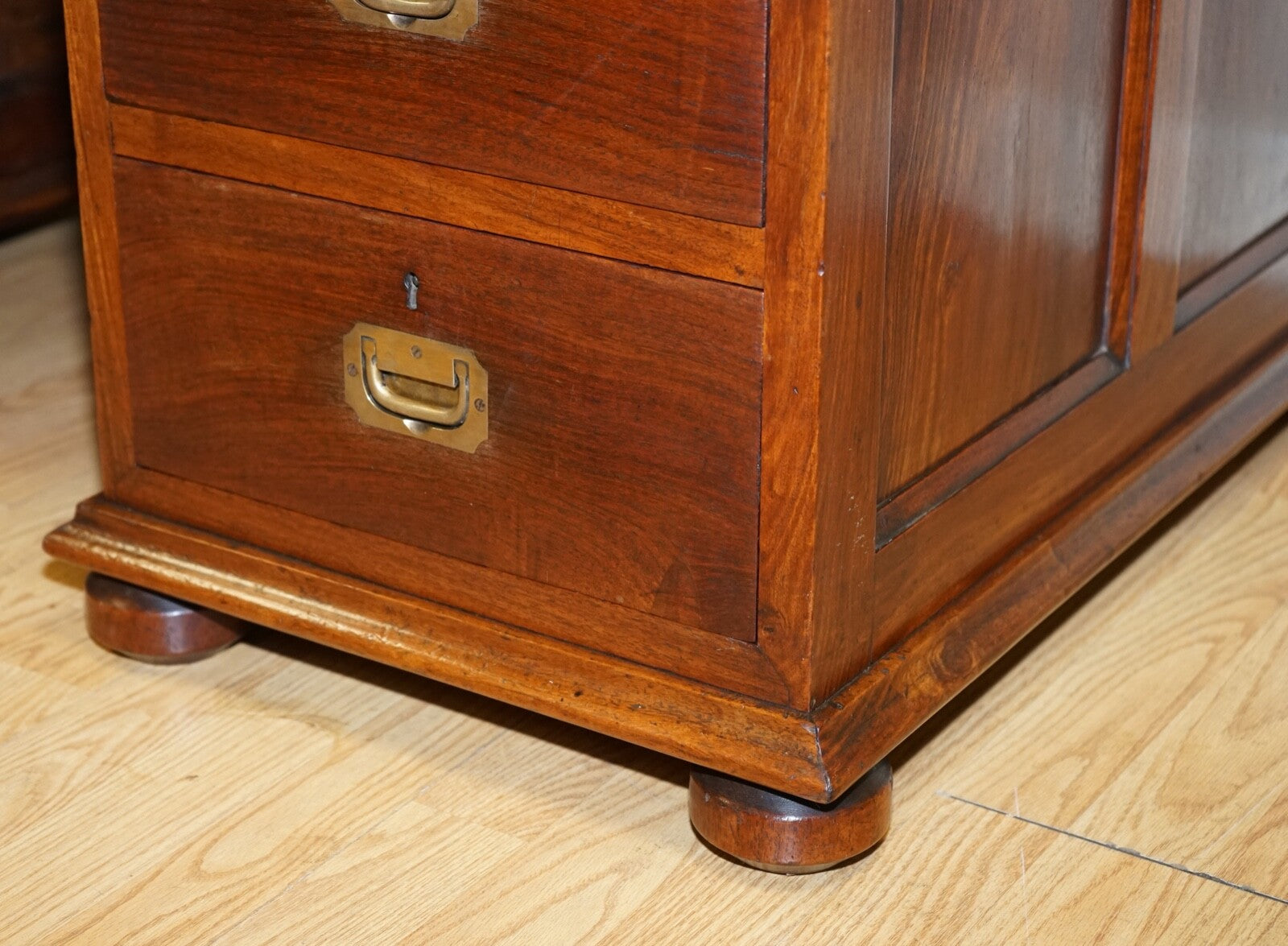 ANTIQUE RARE CIRCA 1880 VICTORIA REGINA MILITARY CAMPAIGN PEDESTAL DESK