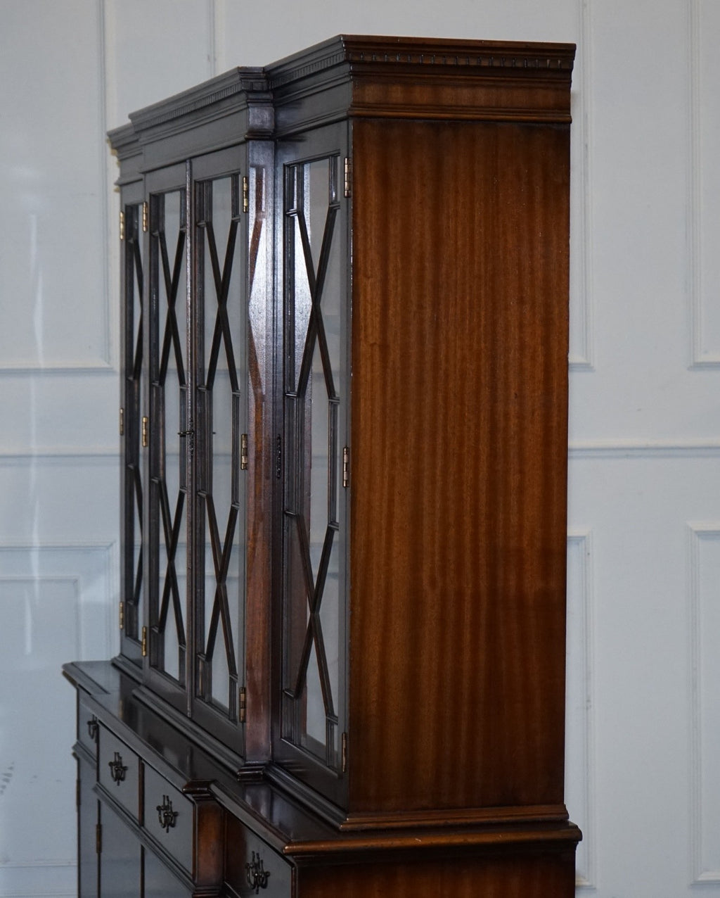 STUNNING GEORGIAN STYLE BREAKFRONT FOUR DOOR DISPLAY CABiNET BOOKCASE